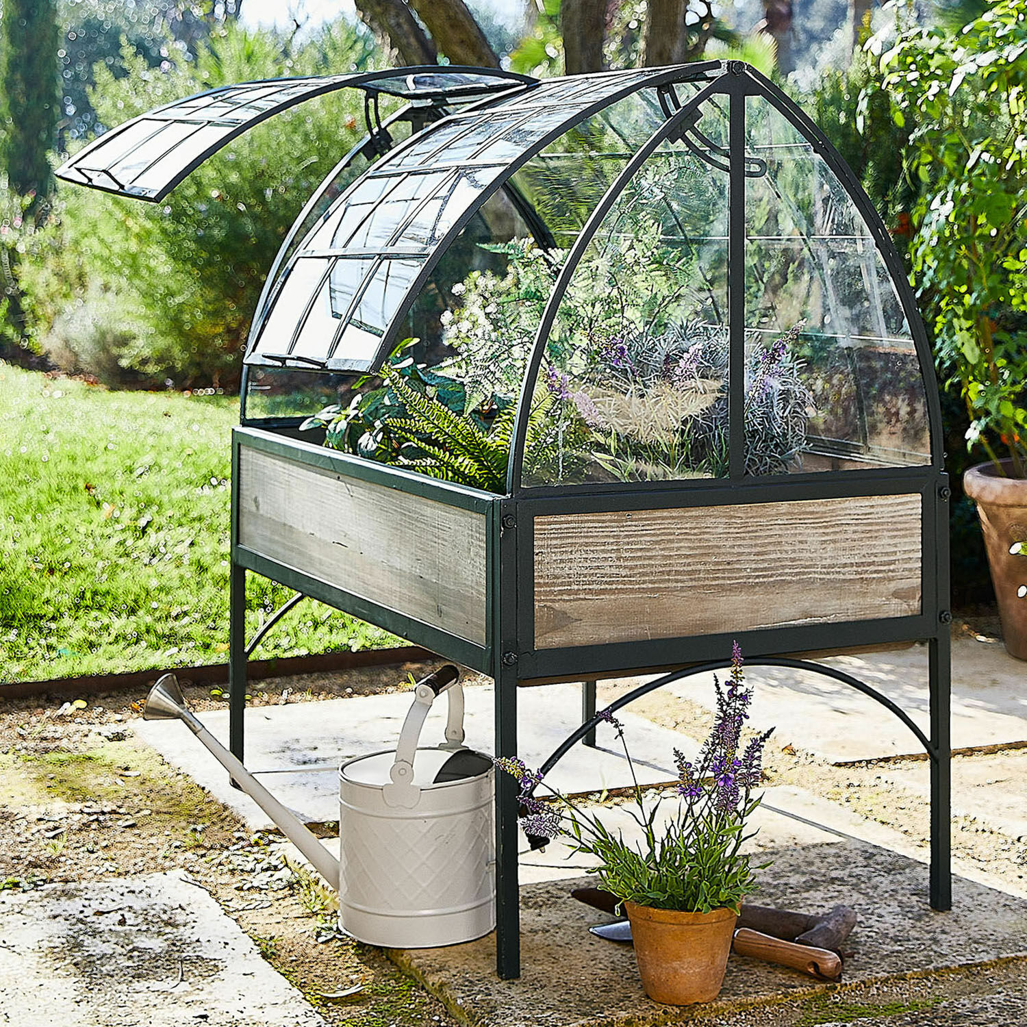 Serre Scicli Serre de jardin sur pieds avec cadre en métal et panneaux en bois, parfaite pour cultiver des plantes.