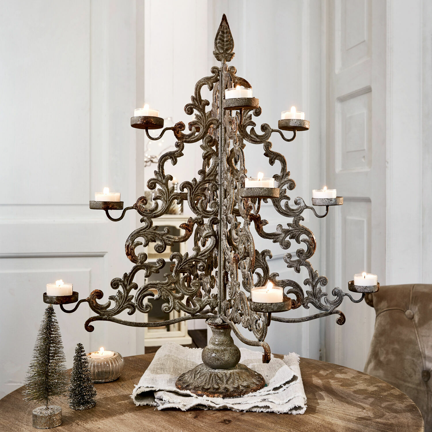 Arbre décoratif Valledupar Chandelier en métal patiné brun avec motifs ornementaux vintage, support pour 10 bougies, décoration de table