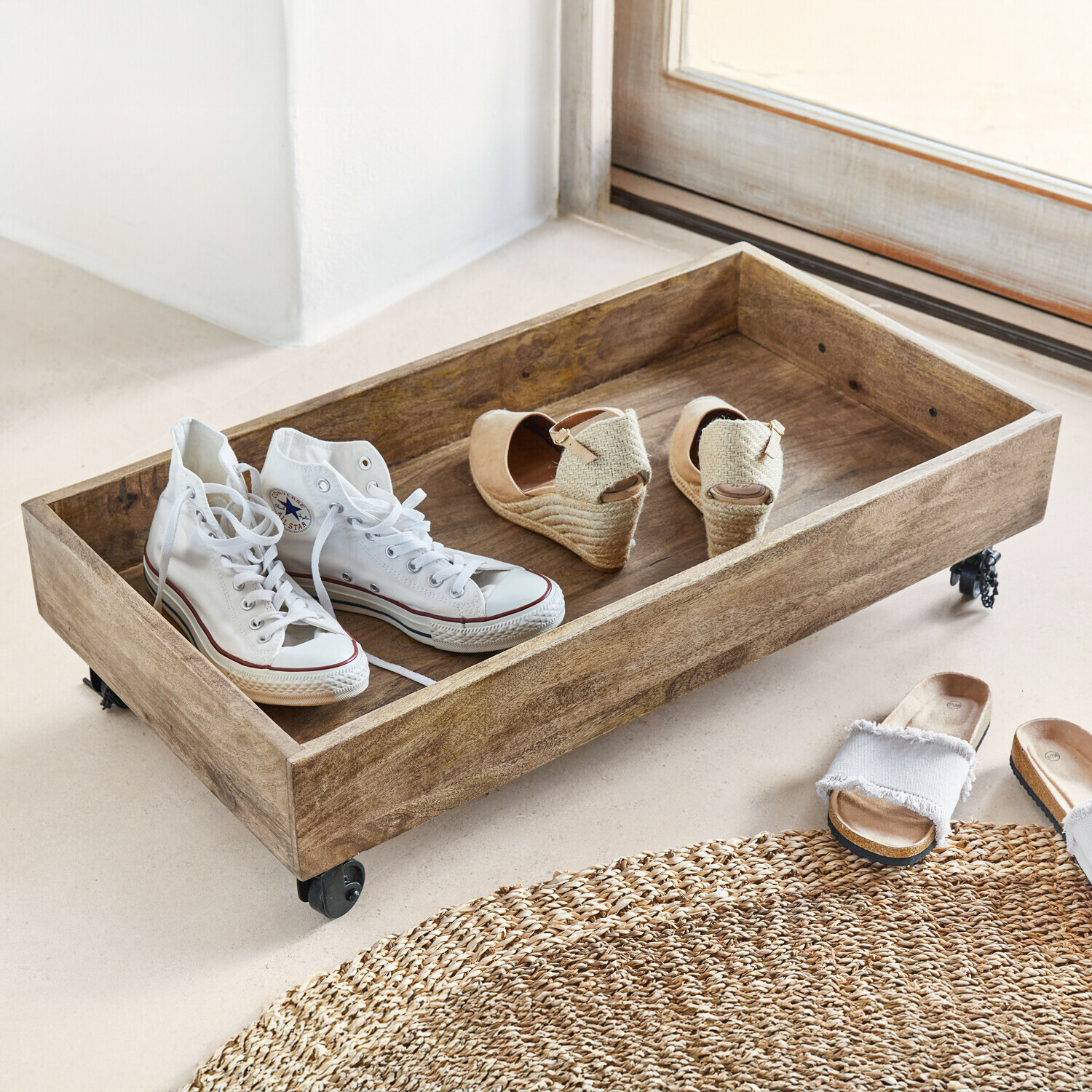 Rangement à chaussures Taylors Island Plateau en bois sur roulettes avec baskets blanches et sandales compensées beige posés au sol