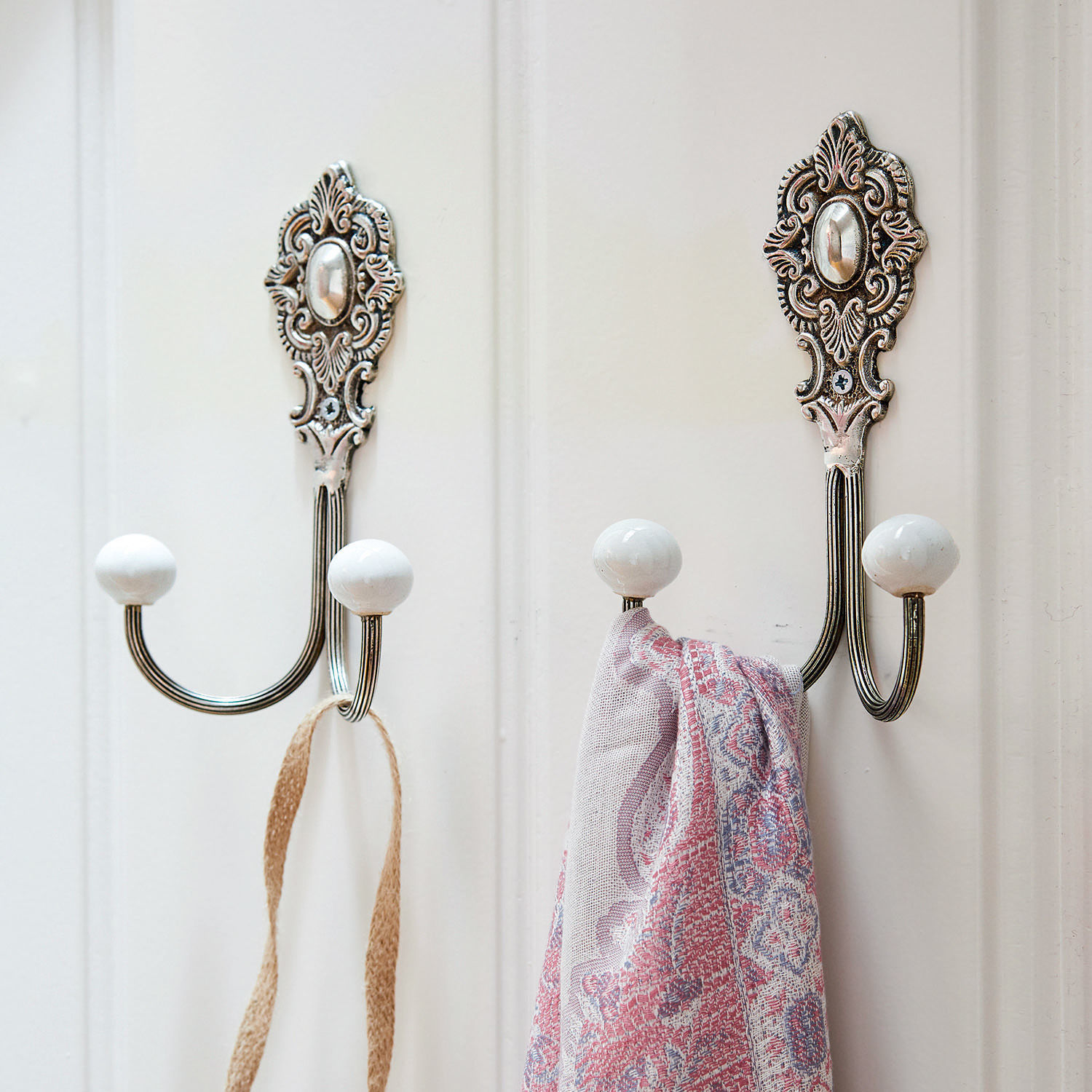 Lot de 2 patères Millar Patère murale en métal avec embouts en céramique blanche et base décorative pour la maison