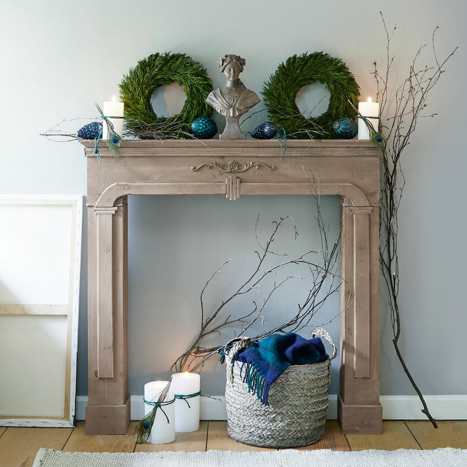 Manteau de cheminée Vaine Cheminée décorative en bois beige avec couronnes vertes et bougies pour décoration intérieure