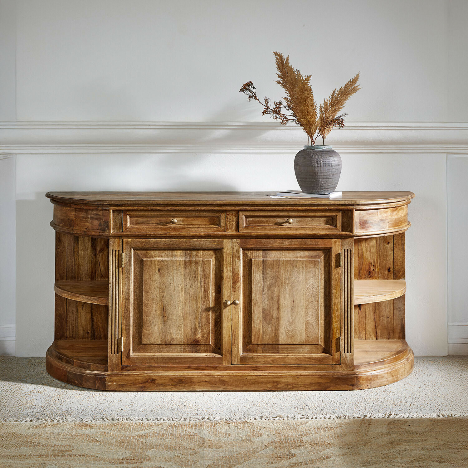 Buffet en bois naturel avec étagères ouvertes et tiroirs, vase décoratif sur le dessus