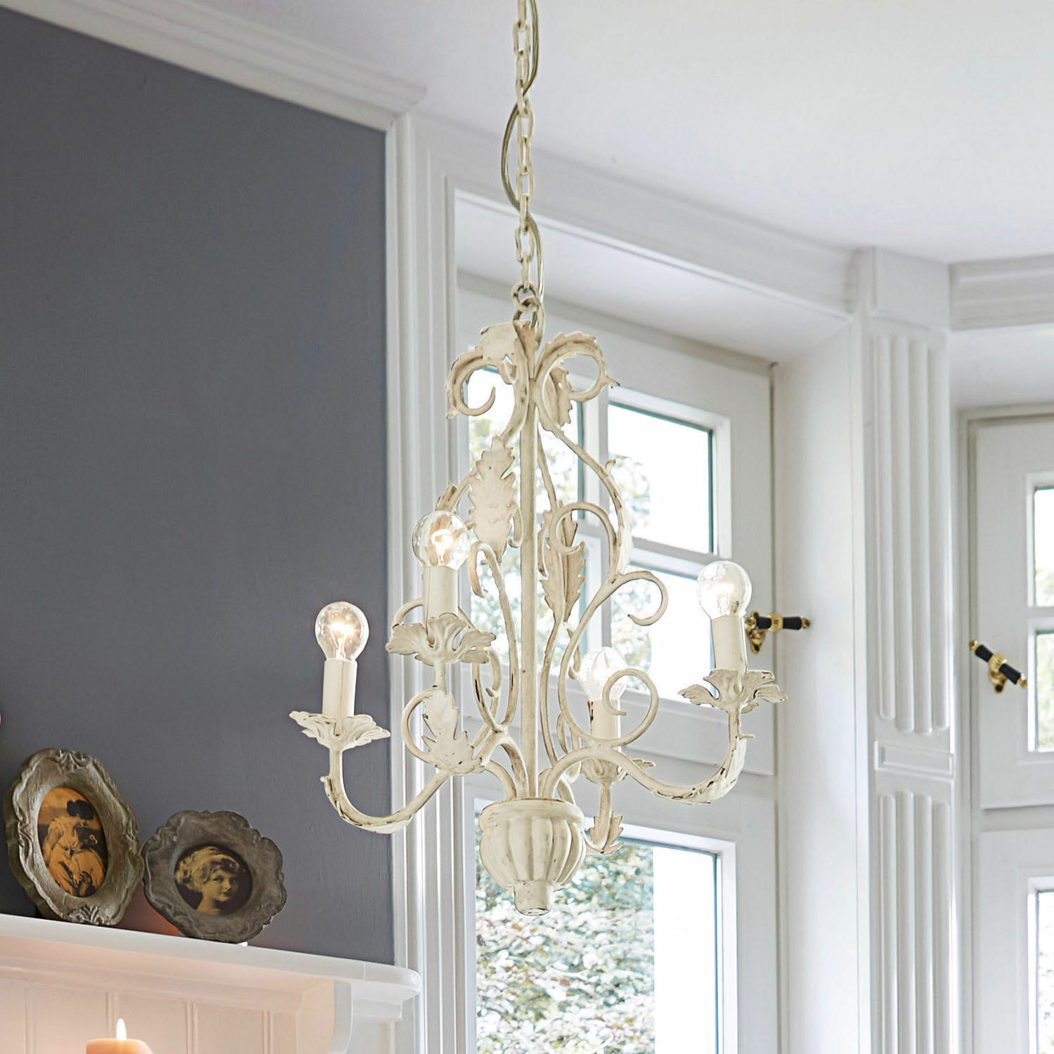 Lustre Assenay Suspension en métal crème avec feuilles décoratives et cinq ampoules pour salon lumineux