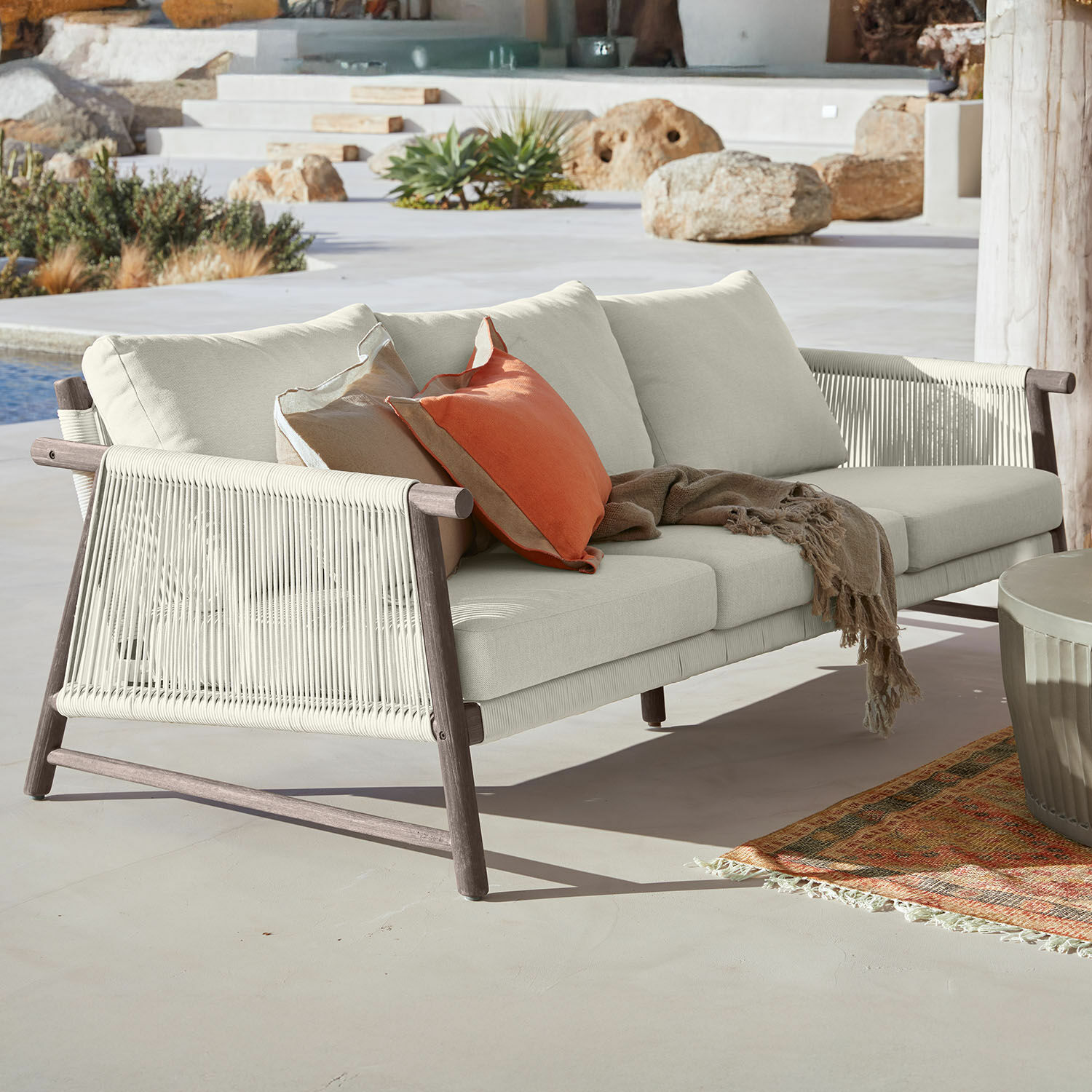 Canapé FSC®-100% Clarmontaine Canapé d'extérieur moderne en tissu beige avec cadre en bois, parfait pour la détente en plein air