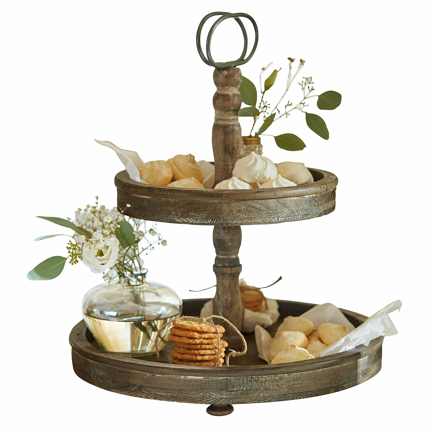 Présentoir à étages Amboise Présentoir à deux niveaux en bois brun avec biscuits et décoration florale sur une table