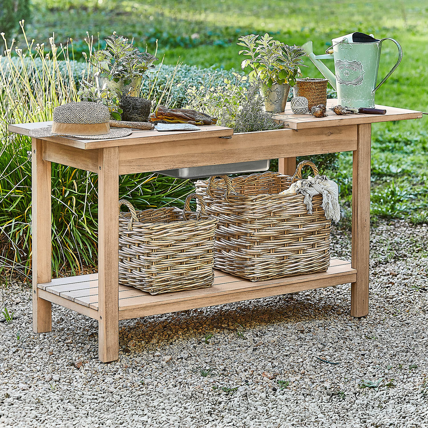 Table de rempotage FSC®-100% Venzone Table de jardin en bois avec plantes en pots, arrosoir vert et paniers en osier sur gravier