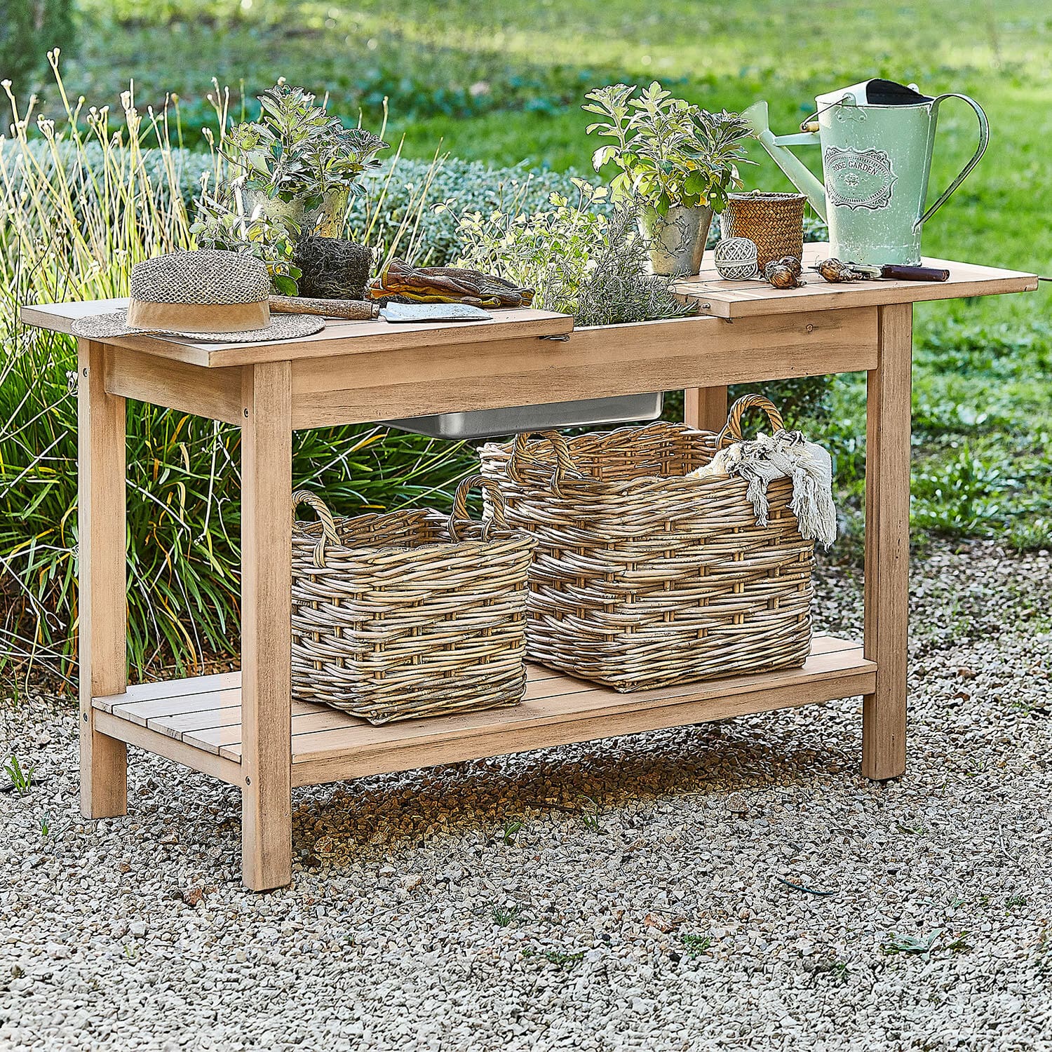 Table de rempotage FSC®-100% Venzone Table de jardin en bois avec plantes en pots, arrosoir vert et paniers en osier sur gravier
