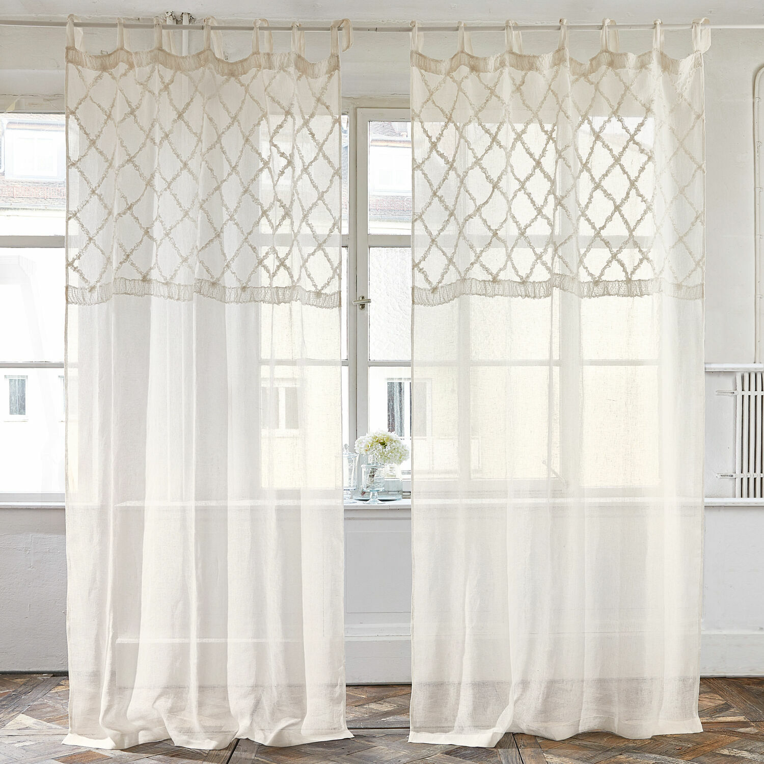 Voilage Mistry Rideaux blancs transparents avec motif décoratif et œillets, tissu léger pour fenêtres modernes