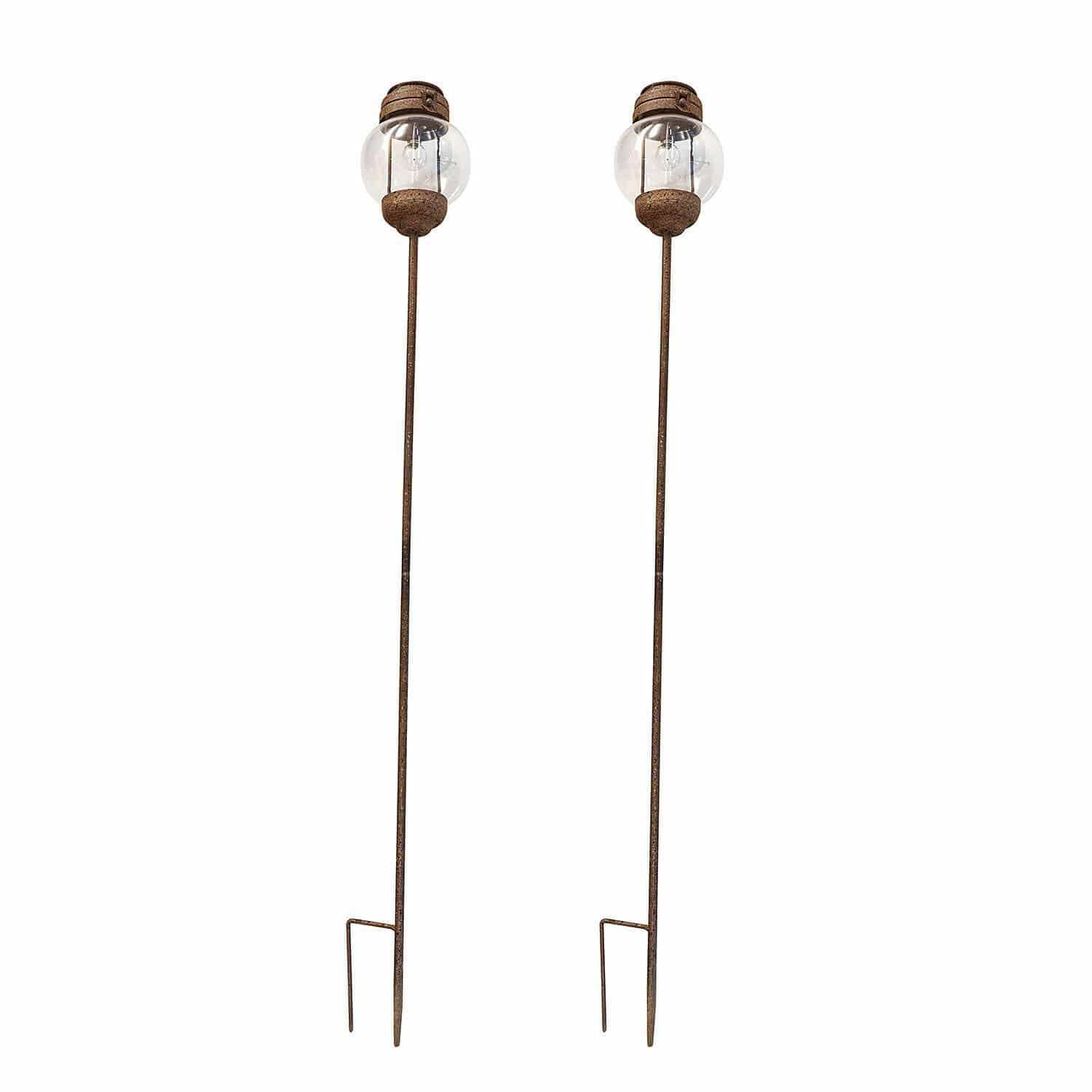 Lot de 2 lanternes solaires Nayalif Ensemble de deux lanternes de jardin sur piquets métalliques rouillés avec globe en verre transparent