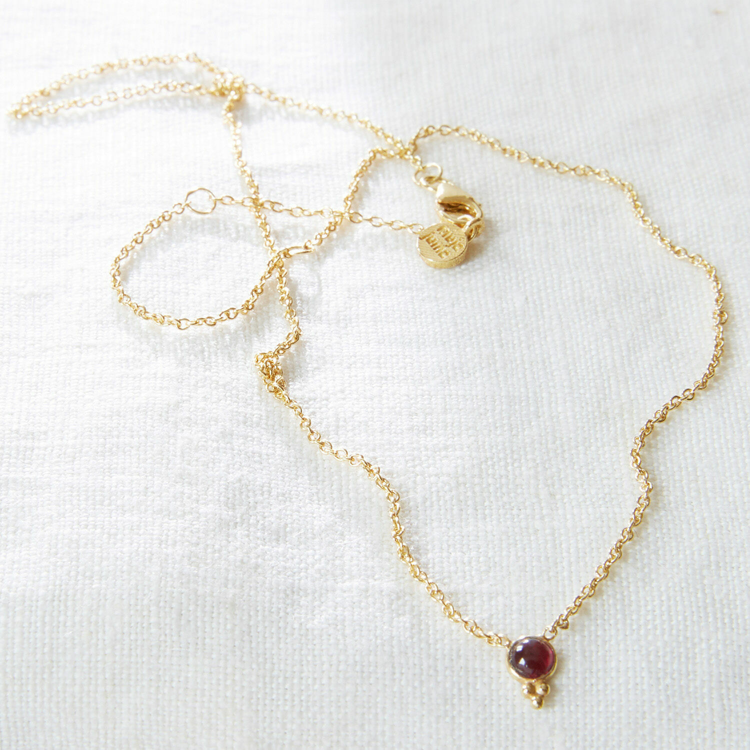 Collier fin en or avec pierre rouge sur chaîne délicate, bijou féminin élégant