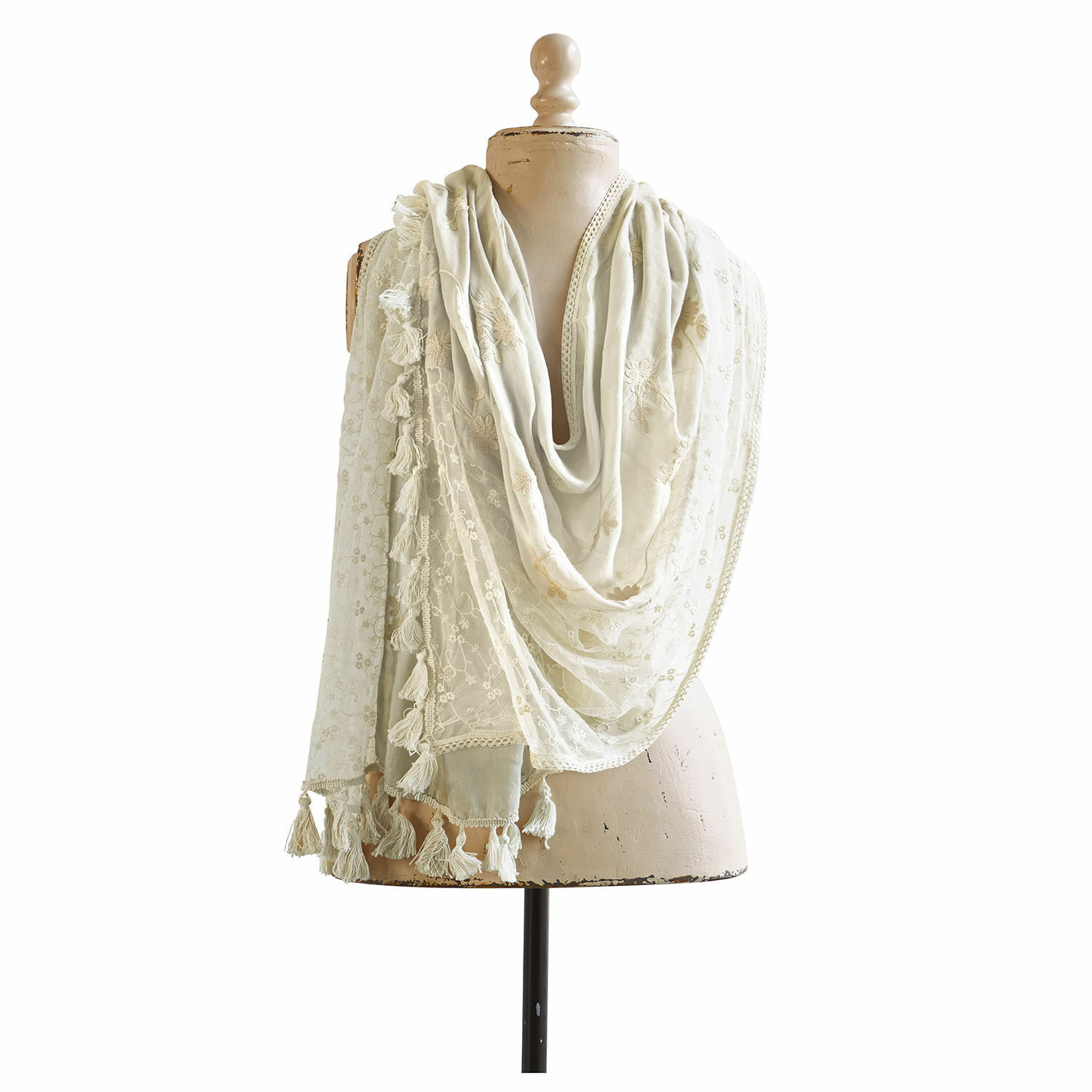 Étole Anneli Écharpe crème légère avec broderies et franges sur mannequin, tissu délicat pour mode