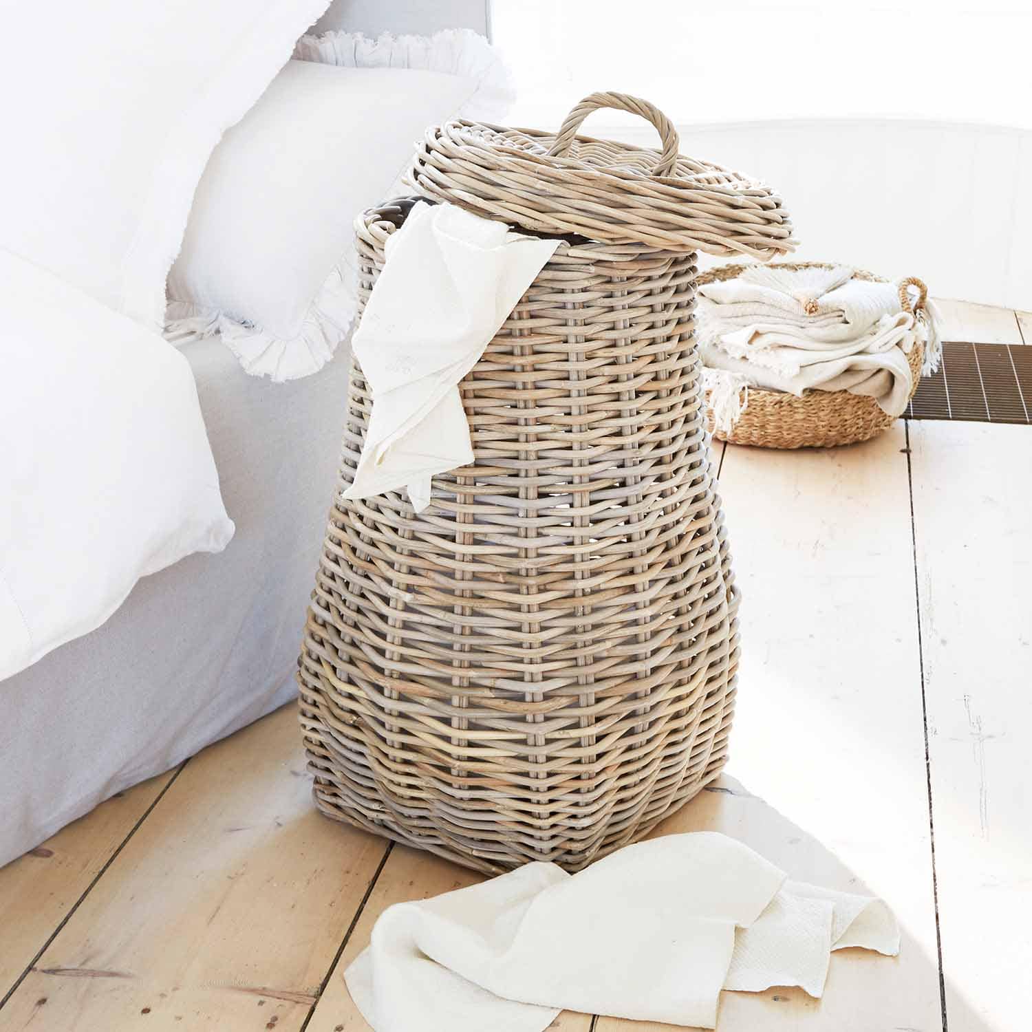 Panier en rotin naturel avec couvercle et tissu blanc, parfait pour le rangement à la maison