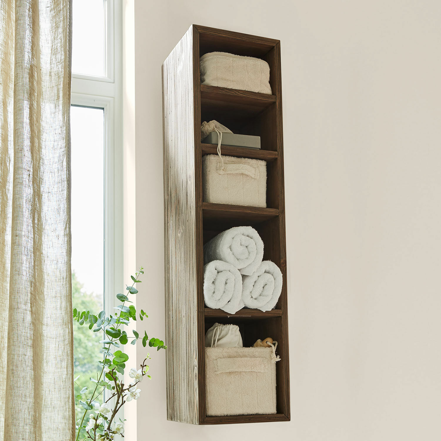 Étagère murale Greenhaven Étagère murale étroite en bois naturel avec serviettes blanches et paniers de rangement pour salle de bain