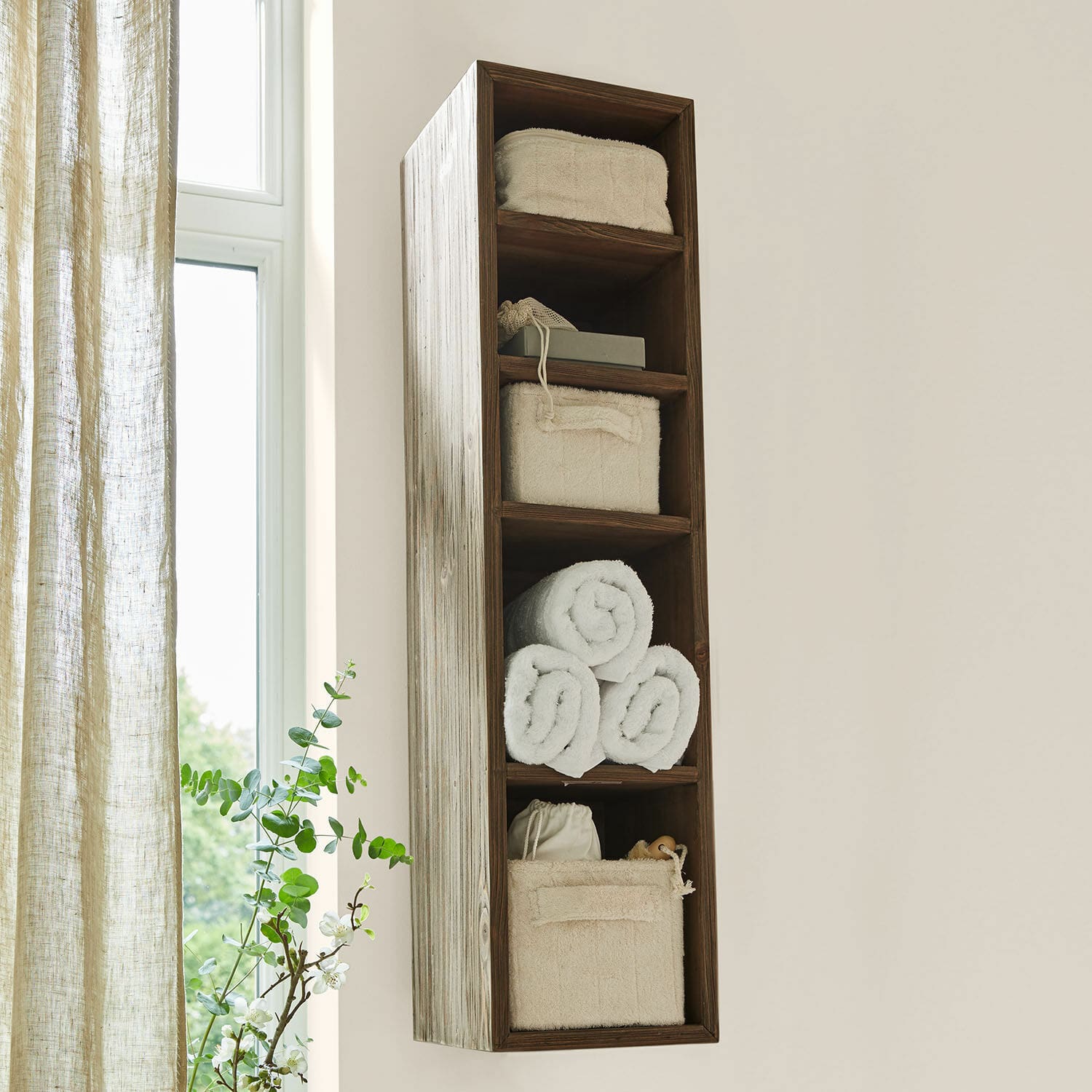 Étagère murale Greenhaven Étagère murale étroite en bois naturel avec serviettes blanches et paniers de rangement pour salle de bain