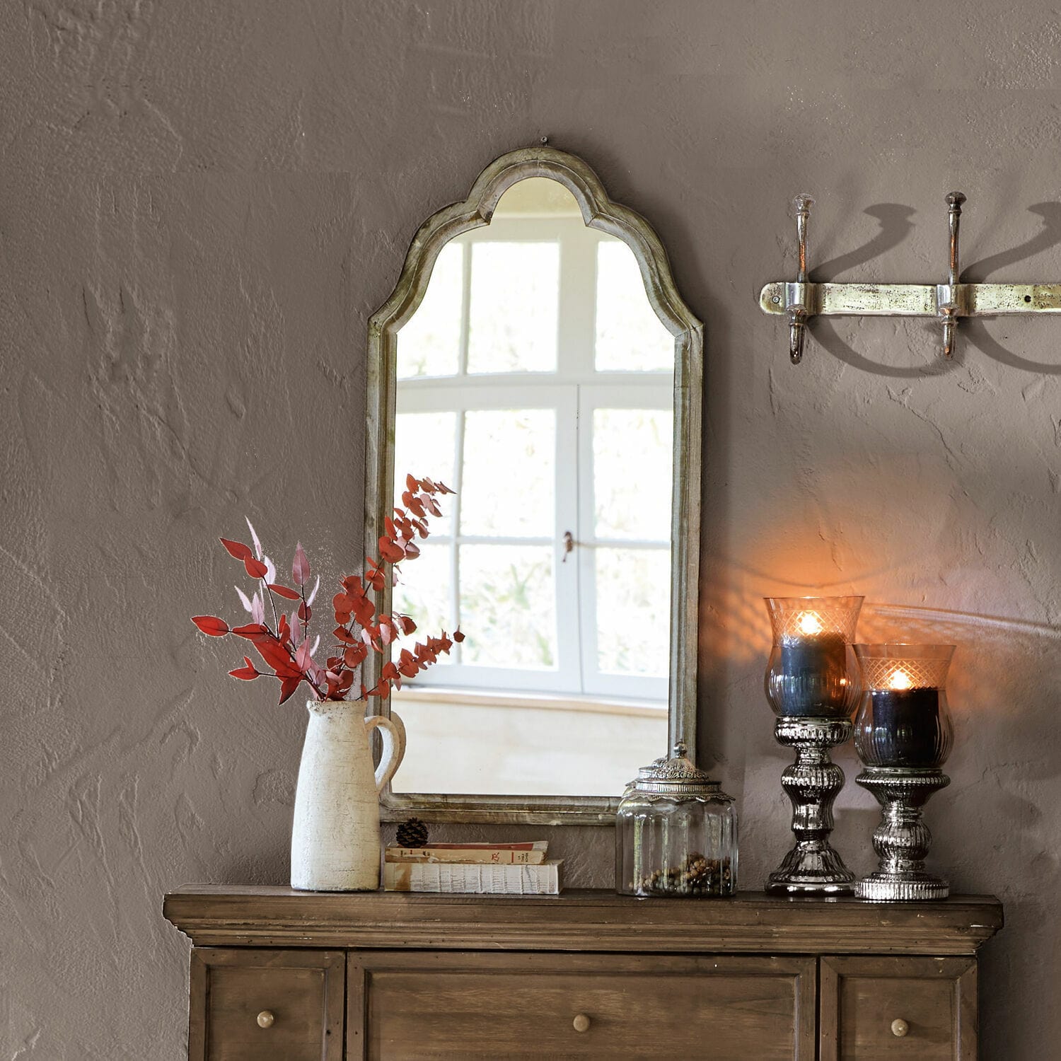 Miroir Libasse Miroir rustique à cadre en bois beige au-dessus d'une commode avec décorations d'intérieur