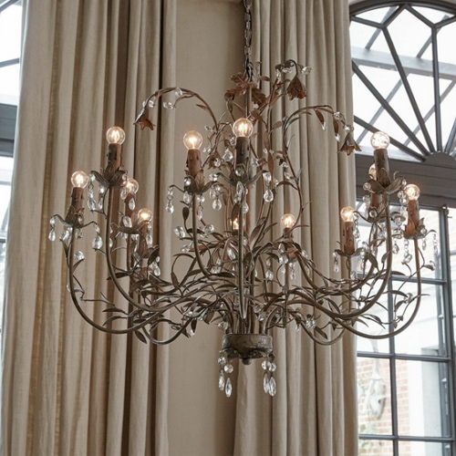 Grand lustre en métal avec pampilles en cristal et ampoules style vintage pour salon