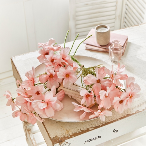 Fleurs décoratives roses délicates sur un plateau en bois blanc sur une table rustique, décoration intérieure