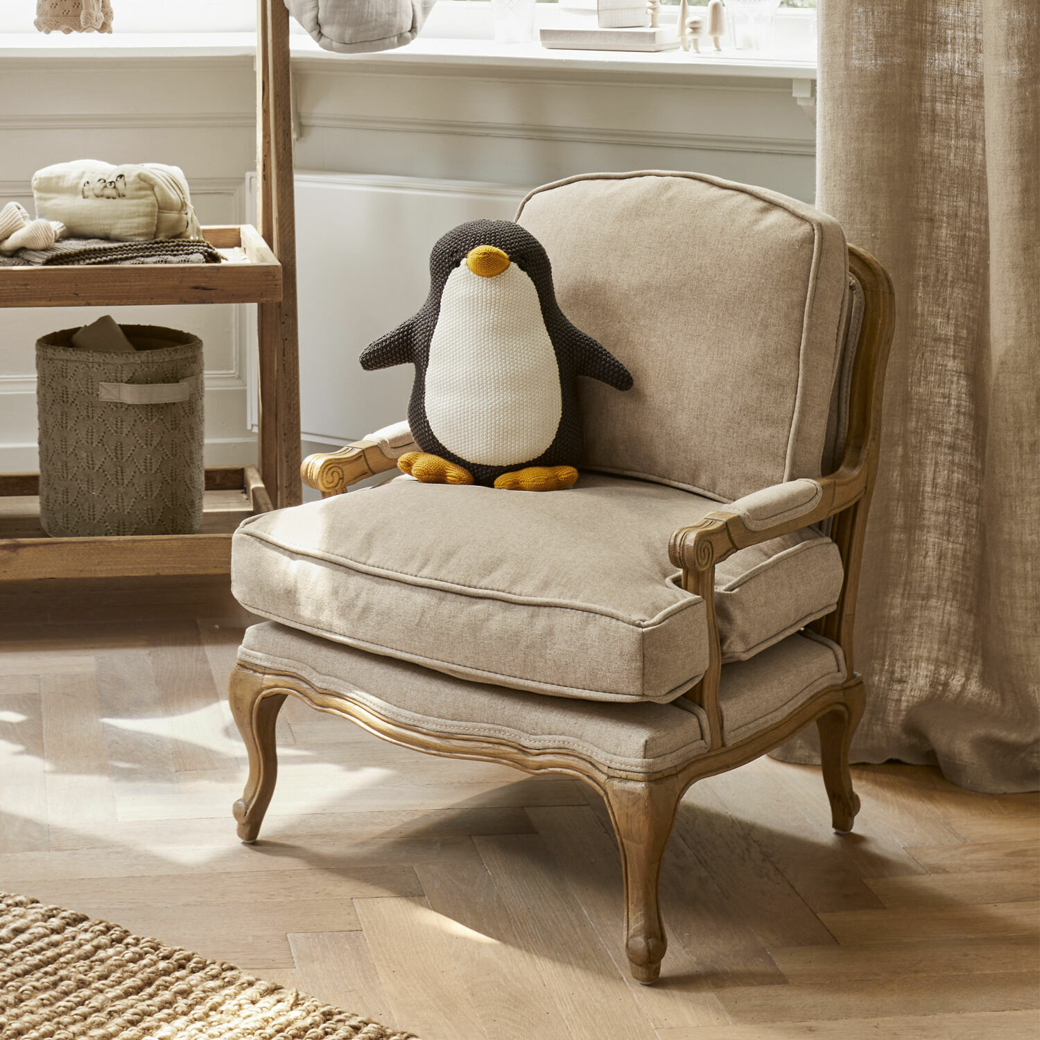 Fauteuil pour enfant Orlianne Fauteuil beige en bois avec coussin moelleux et peluche pingouin décorative
