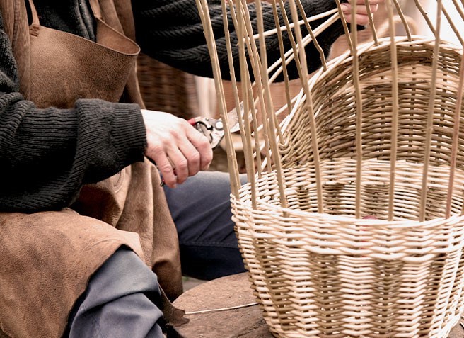 Tissage artisanal d'un panier en osier clair en matériau naturel, savoir-faire traditionnel