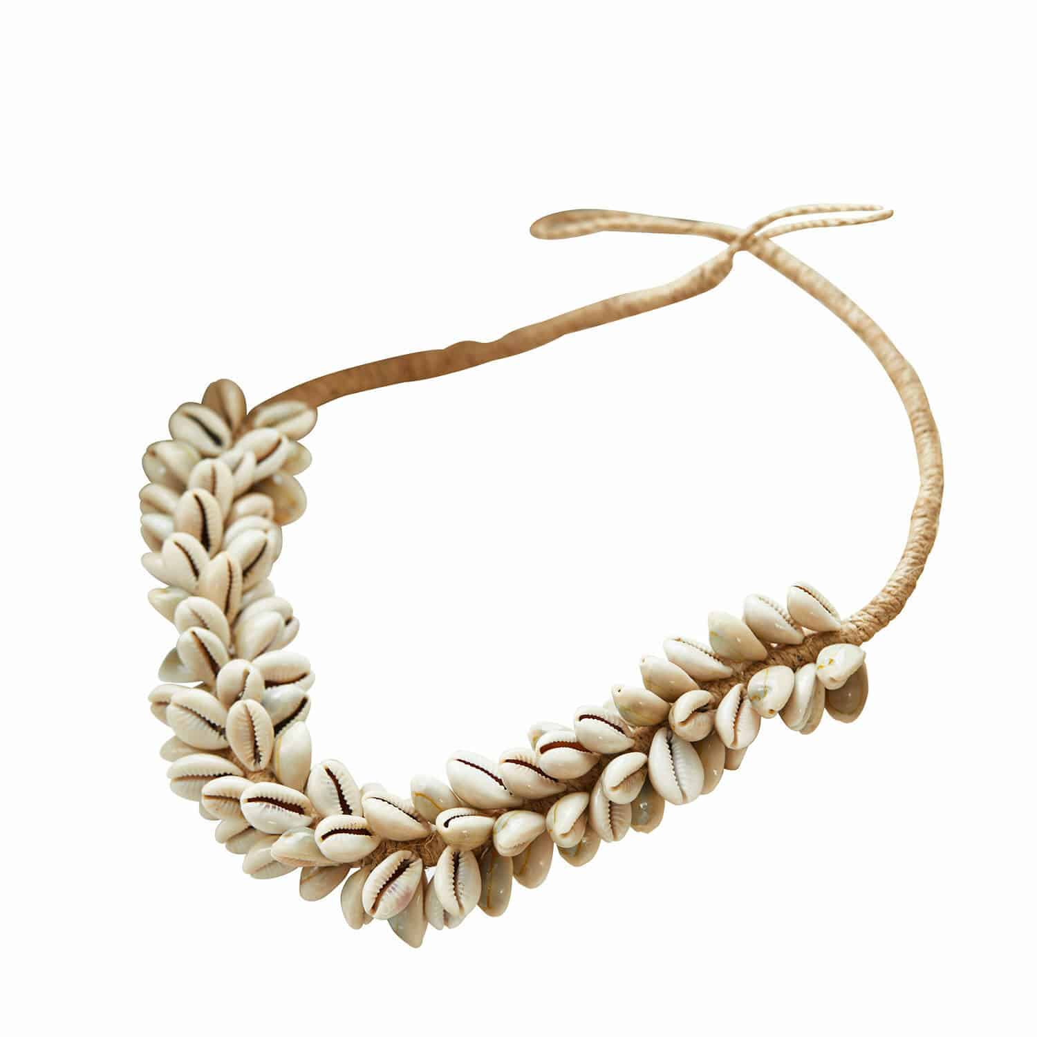 Collier en coquillages sur corde en lin beige, accessoire tendance pour la plage