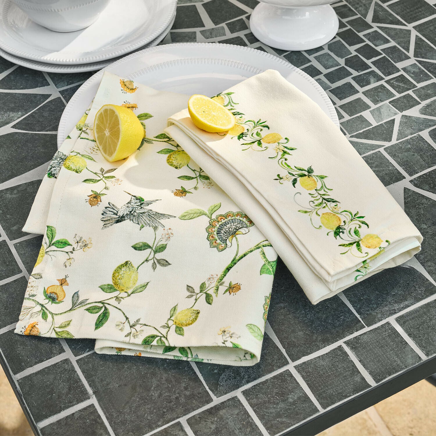 Lot de 2 torchons Solianne Serviettes en lin avec motif citron et oiseau sur table en pierre grise pour décoration de table