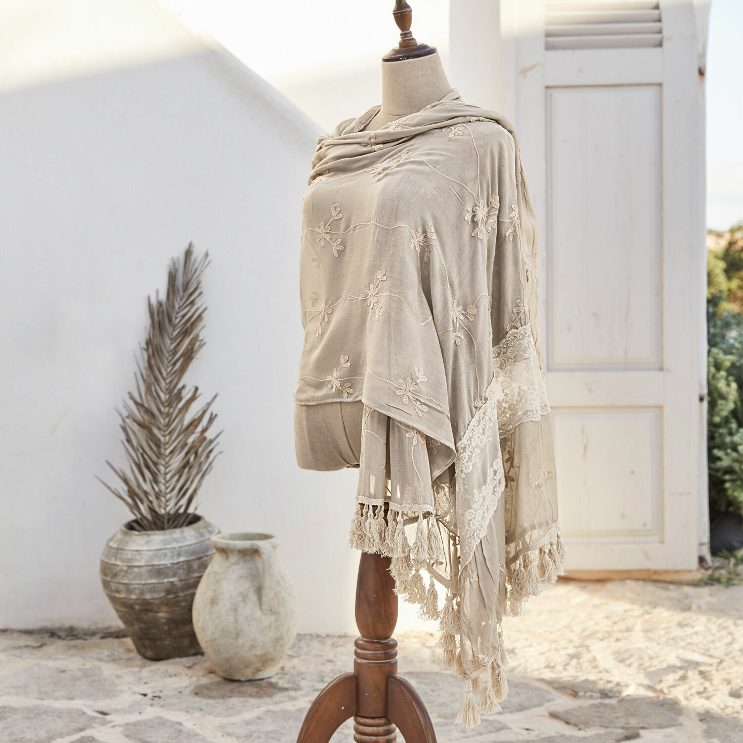 Étole Eloise Châle beige brodé avec dentelle sur mannequin, tissu léger, accessoire décoratif élégant