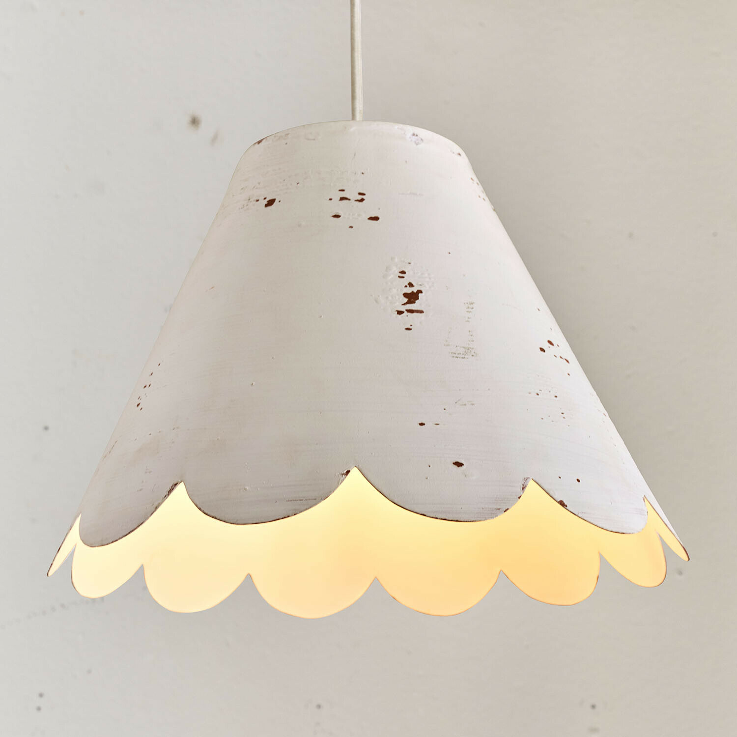 Suspension Hollivale Suspension en métal blanc vieilli avec bord ondulé, éclairage décoratif pour intérieur chaleureux