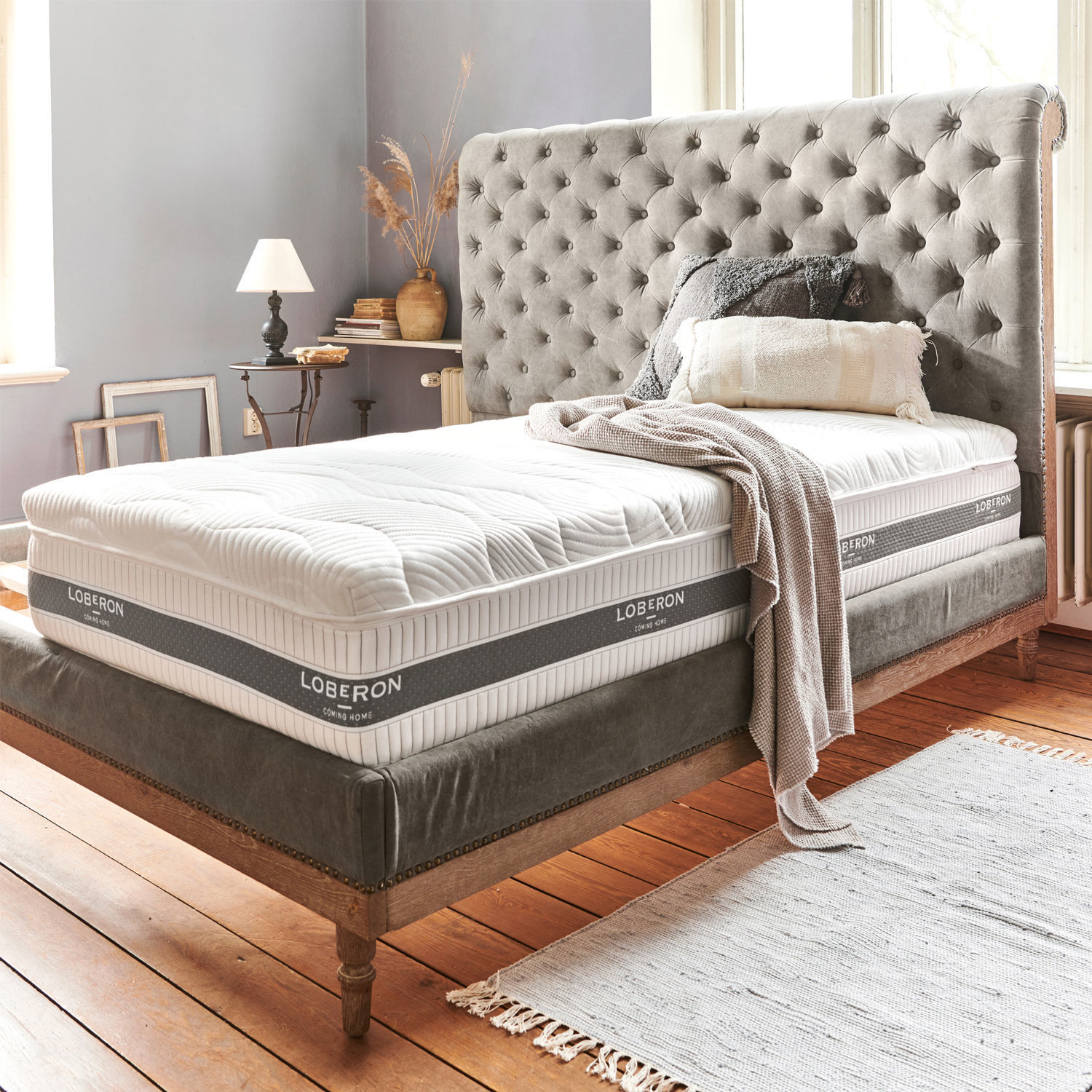Lit capitonné gris avec matelas blanc Loberon, ambiance vintage et décoration chaleureuse