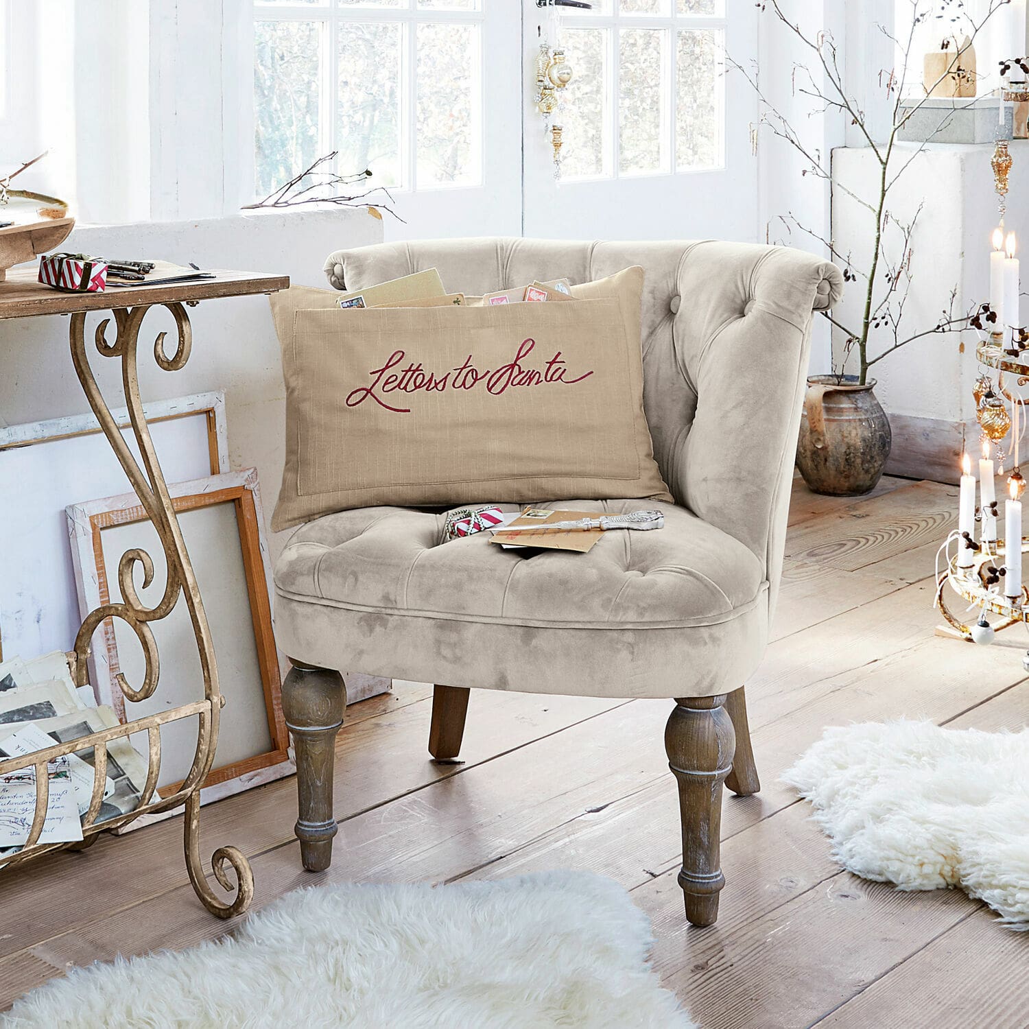 Fauteuil Ardilleux Fauteuil beige en velours avec pieds en bois dans un intérieur lumineux avec coussin décoratif