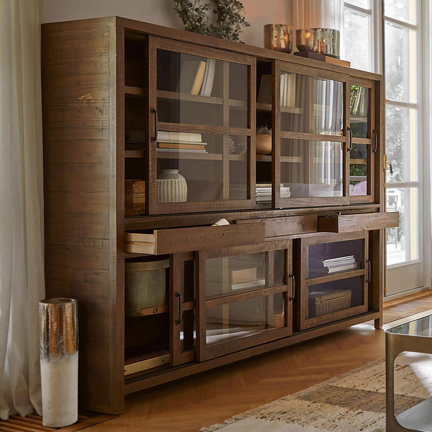 Buffet Whitborne Grande vitrine en bois marron avec portes vitrées et tiroirs, meuble de salon élégant et fonctionnel