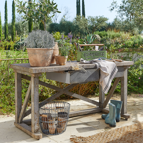 Table de jardin en bois avec tiroir et pots de fleurs, idéale pour le travail en extérieur, couleur bois naturel