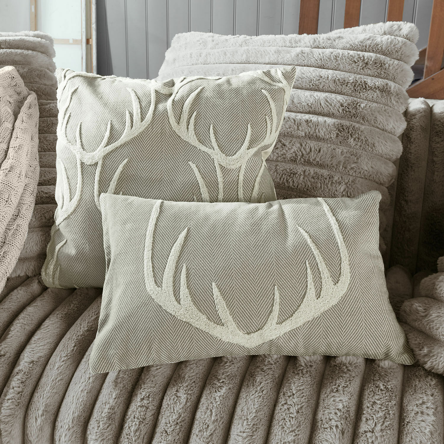 Lot de 2 housses de coussins Soreva Ensemble de deux coussins décoratifs beige avec motif de bois de cerf sur tissu doux marron clair