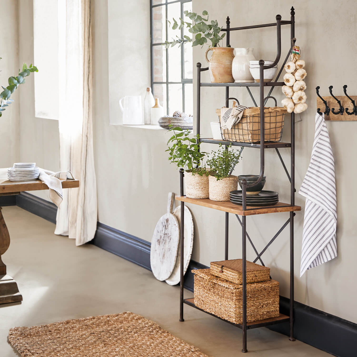 Étagère de cuisine en métal avec étagères en bois et décorations naturelles pour rangement pratique