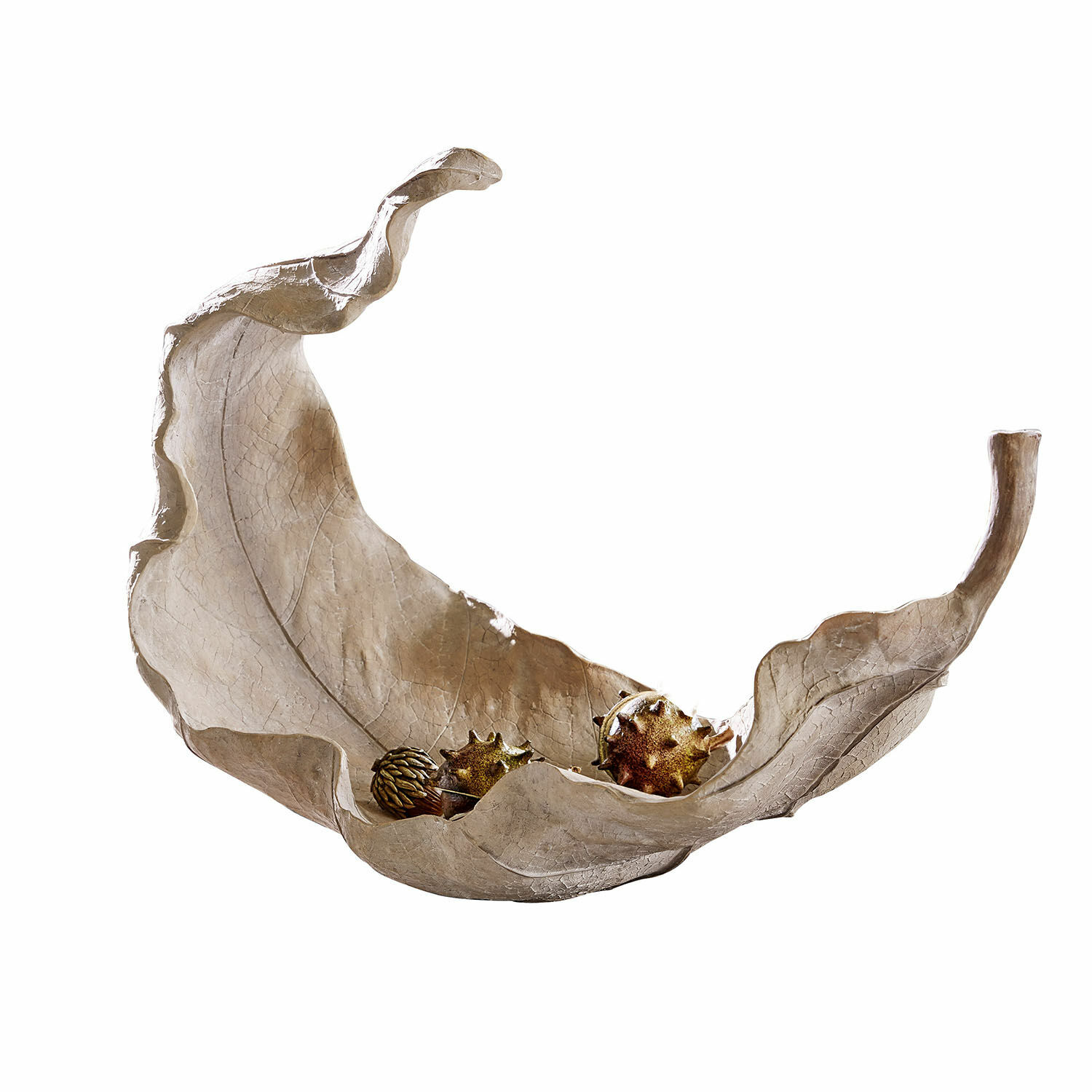 Coupe Vibius Coupe décorative en forme de feuille beige avec boules décoratives sur une table