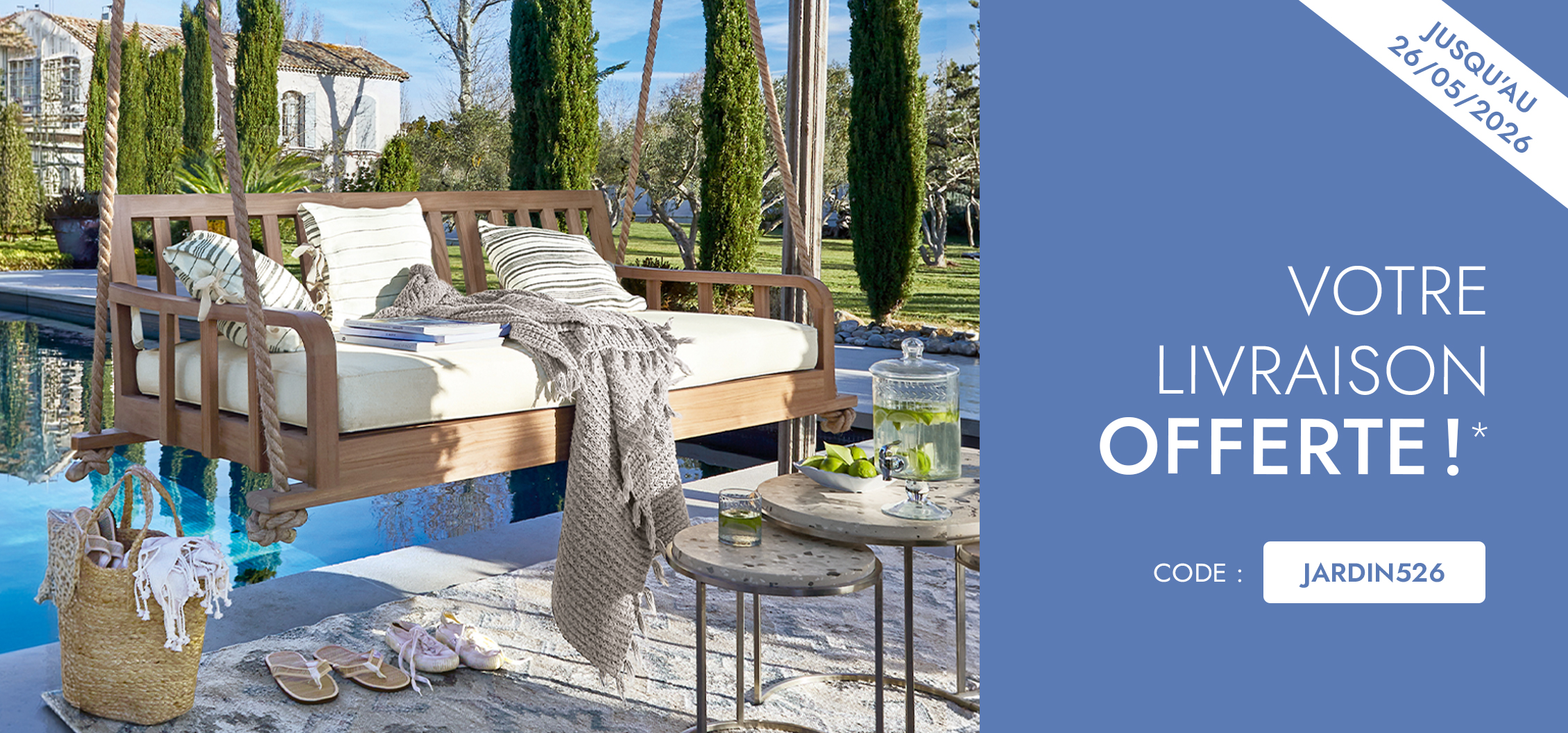 Balançoire de jardin en bois de teck avec coussin crème et coussins décoratifs au bord de la piscine