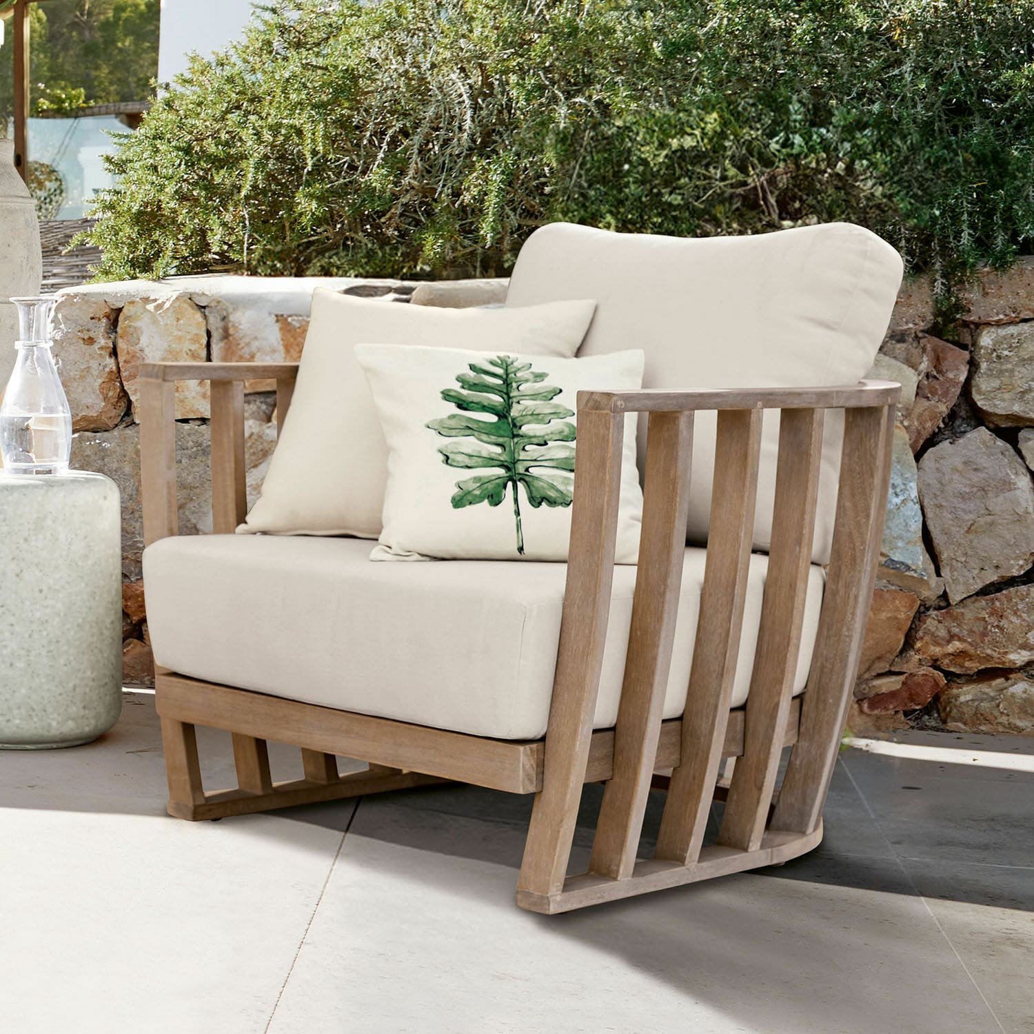 Fauteuil FSC®-100% Vézère Fauteuil d'extérieur en tissu beige clair avec structure en bois et coussin décoratif à motif feuille verte