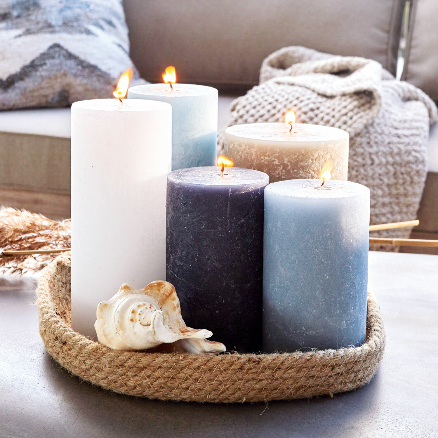 Lot de 5 bougies Panagra Ensemble de cinq bougies pastel sur plateau en jute avec coquillage, décoration intérieure cosy