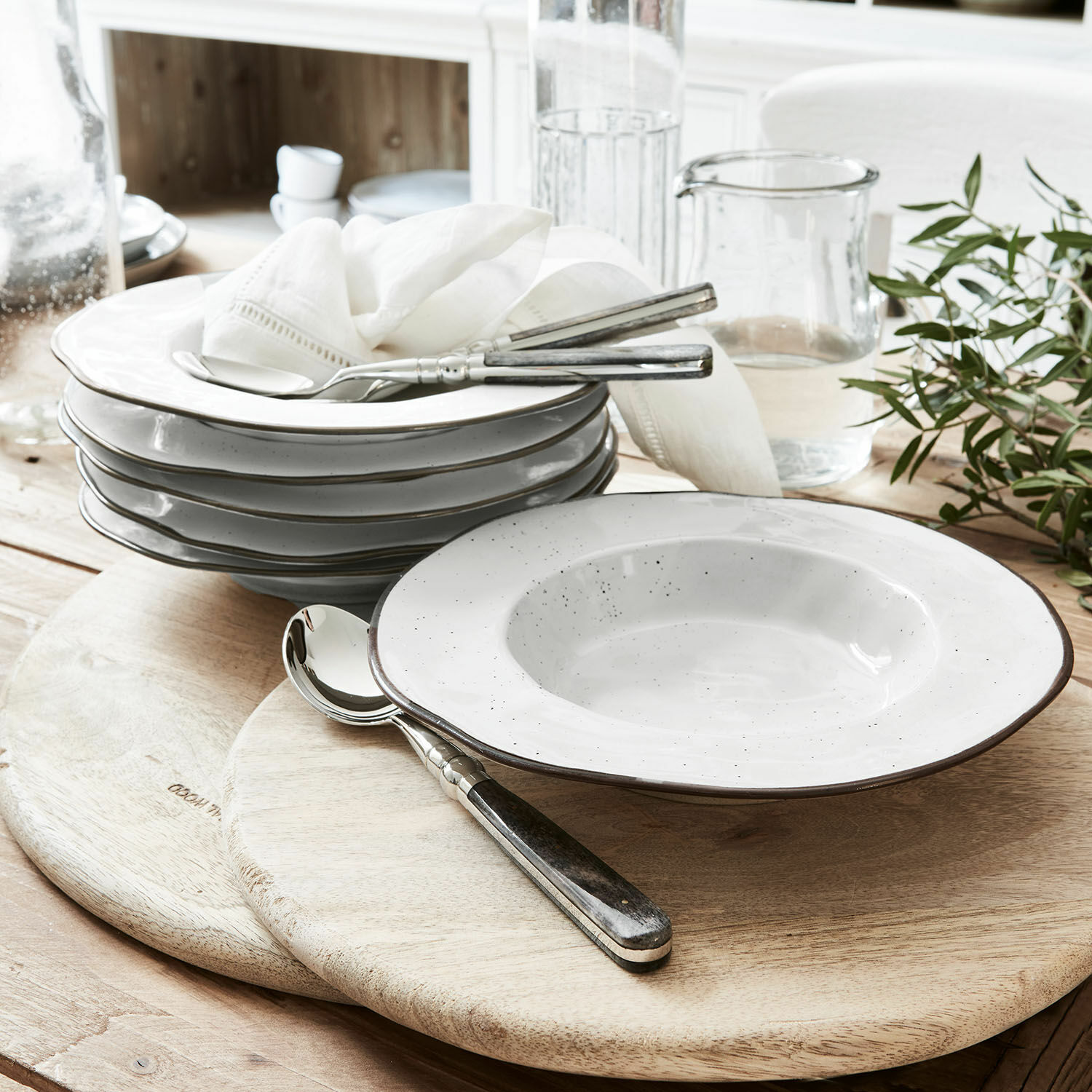Lot de 6 assiettes creuses Biarré Ensemble d'assiettes en céramique blanche avec fines taches noires sur table en bois pour salle à manger