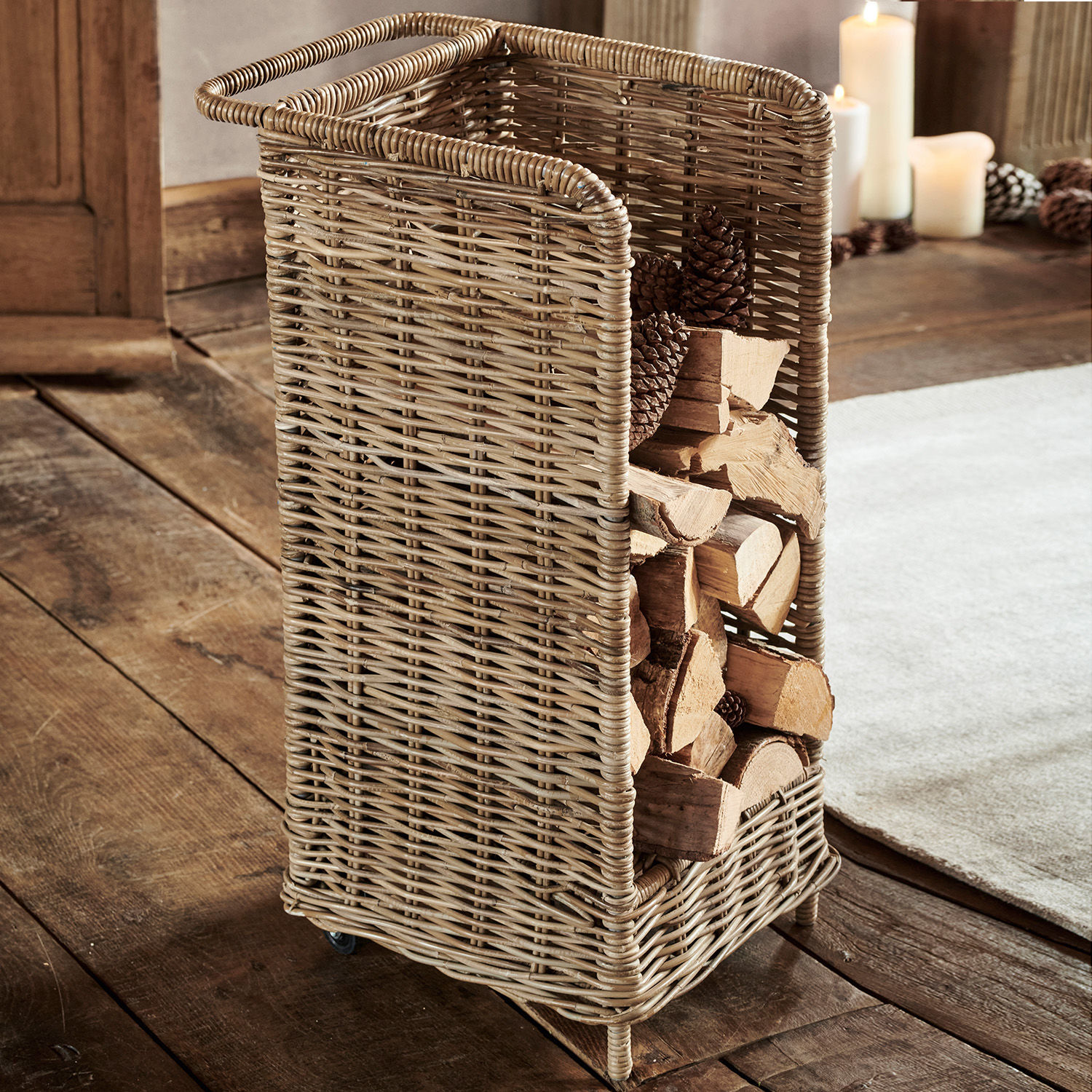 Panier à bûches Xabier Panier à bois en rotin naturel sur roulettes pour ranger le bois de chauffage