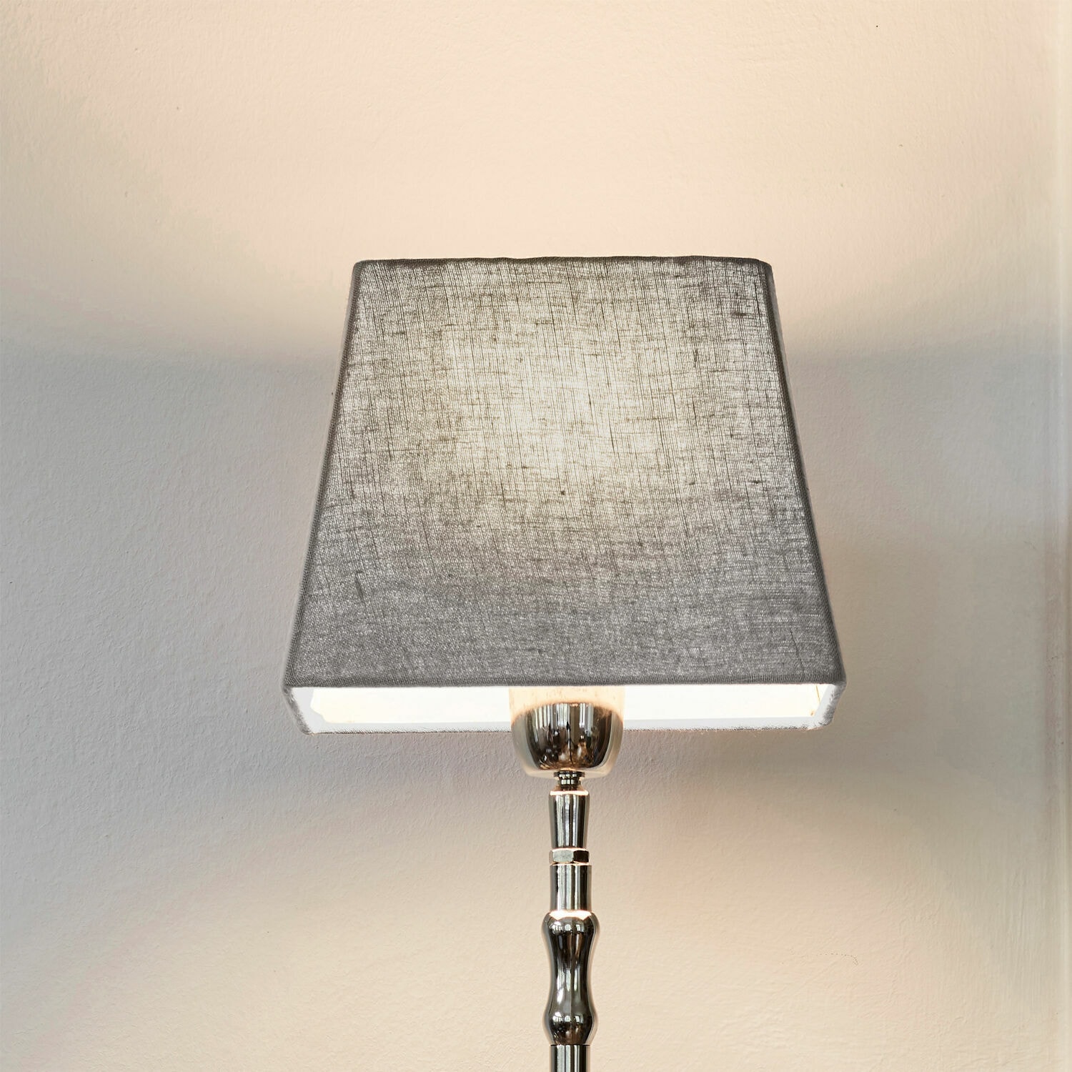 Abat-jour Linderas Lampe de table avec base en métal et abat-jour gris en tissu, éclairage moderne pour intérieur