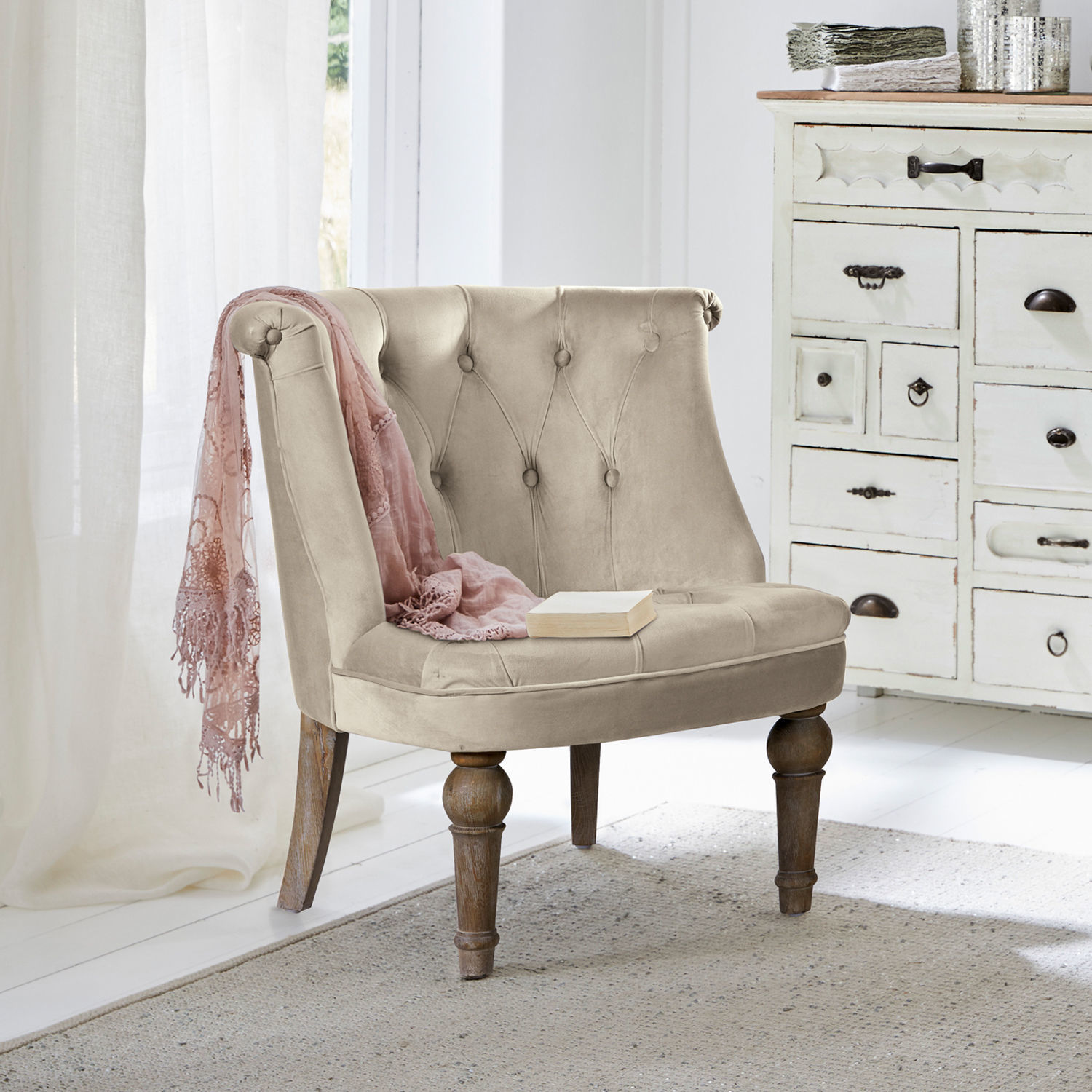 Fauteuil Ardilleux Fauteuil beige en velours avec pieds en bois et capitonnage, meuble élégant pour salon
