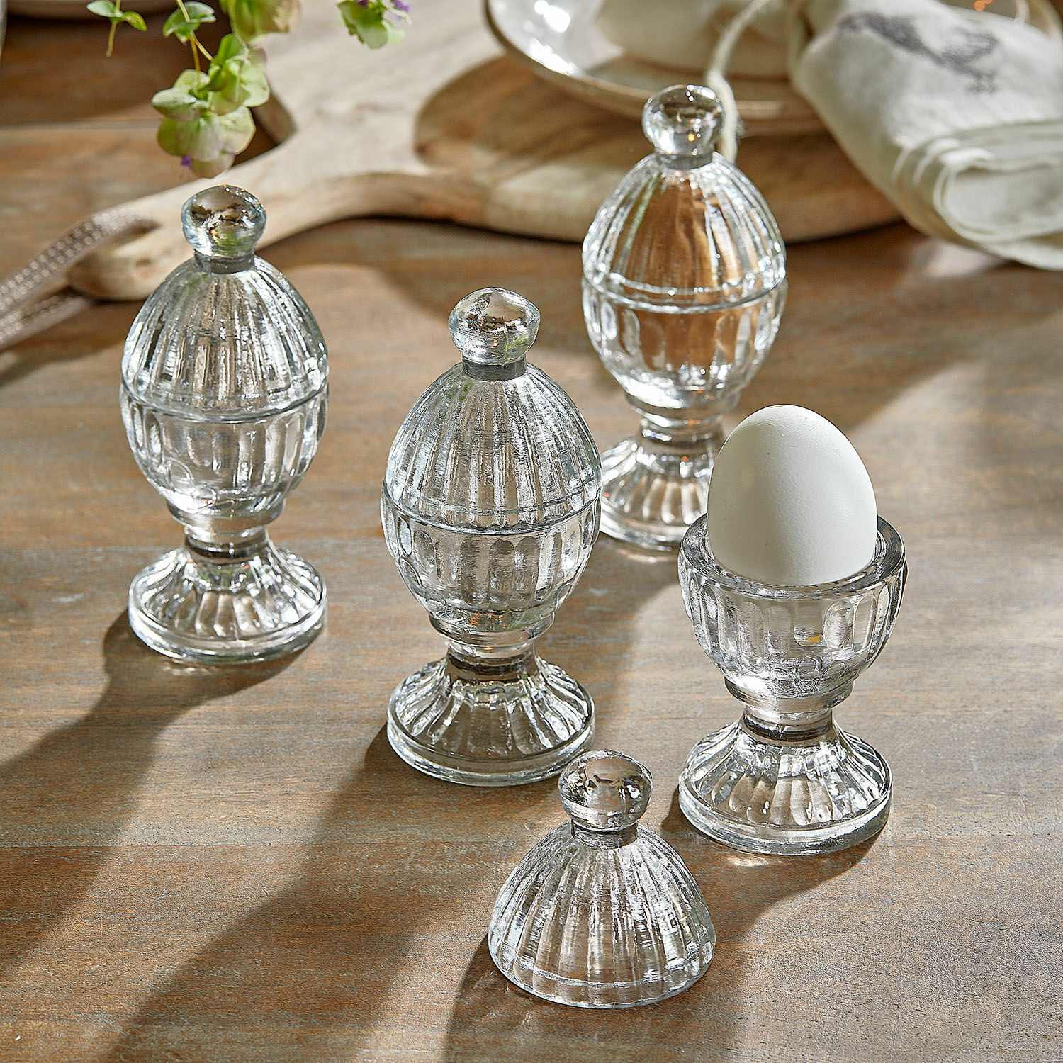Lot de 4 coquetiers Uvirel Porte-œufs en verre transparent avec couvercles sur table en bois pour cuisine