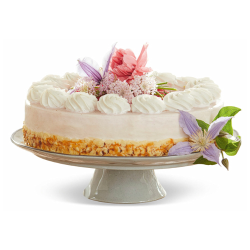 Gâteau délicat avec crème et fleurs décoratives sur un plat en céramique, dessert élégant