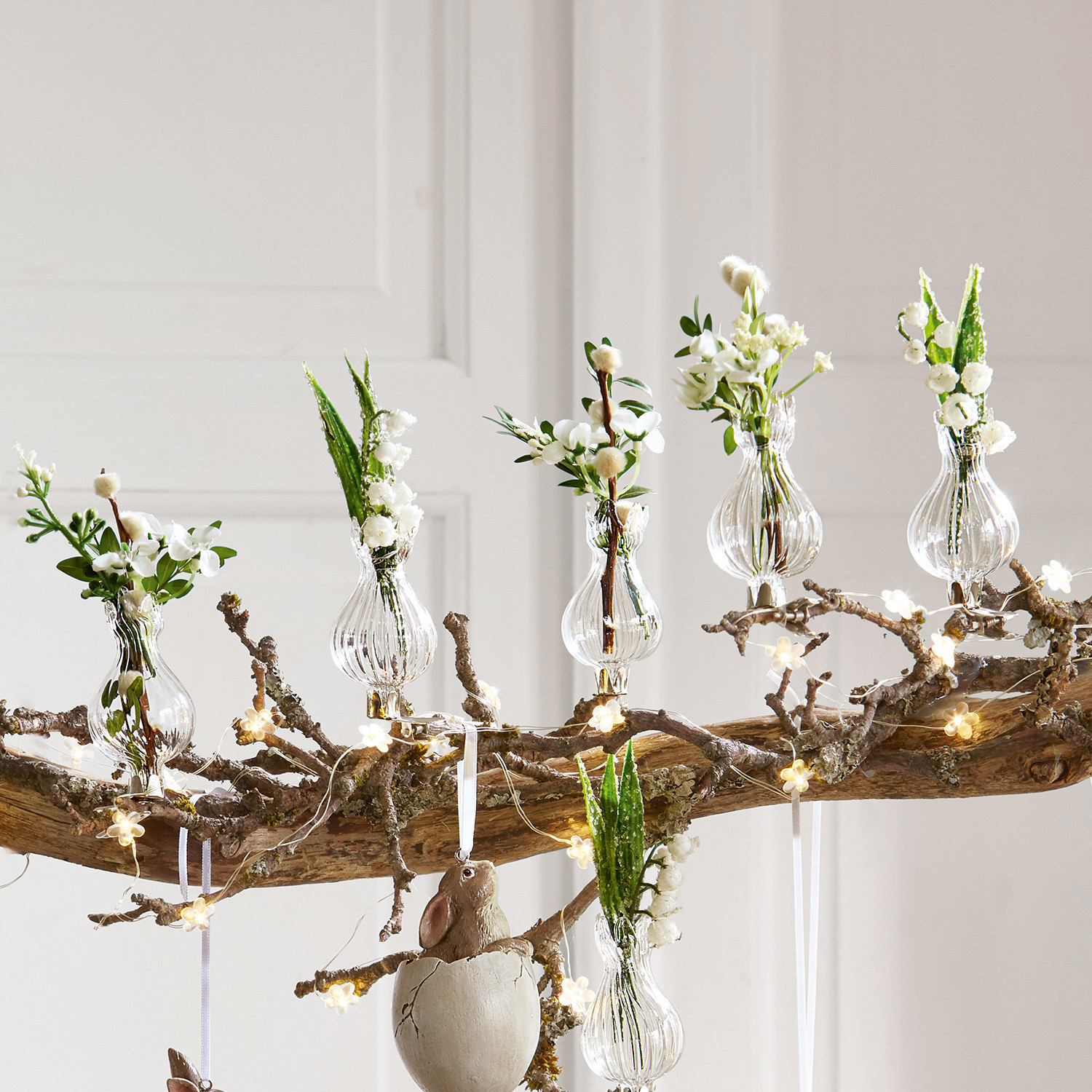 Lot de 6 vases Josephine Vases en verre transparent avec fleurs blanches sur branche décorée de guirlandes lumineuses LED