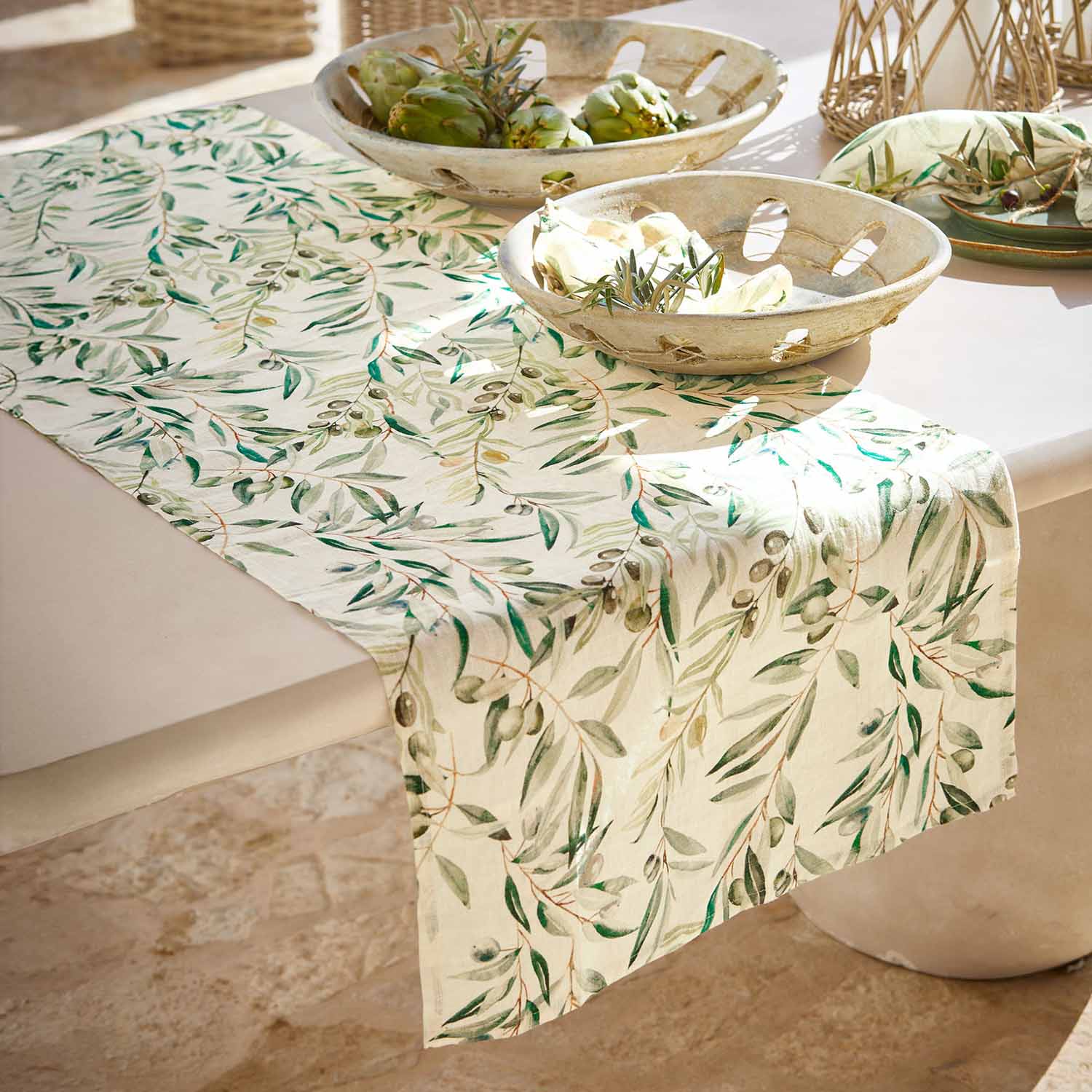 Chemin de table en coton crème avec motif feuilles d'olivier vertes, décoration de table élégante