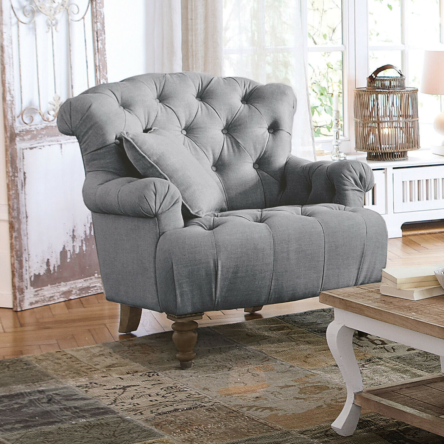 Fauteuil Springfield Canapé gris rembourré avec dossier capitonné et pieds en bois dans un salon lumineux vintage