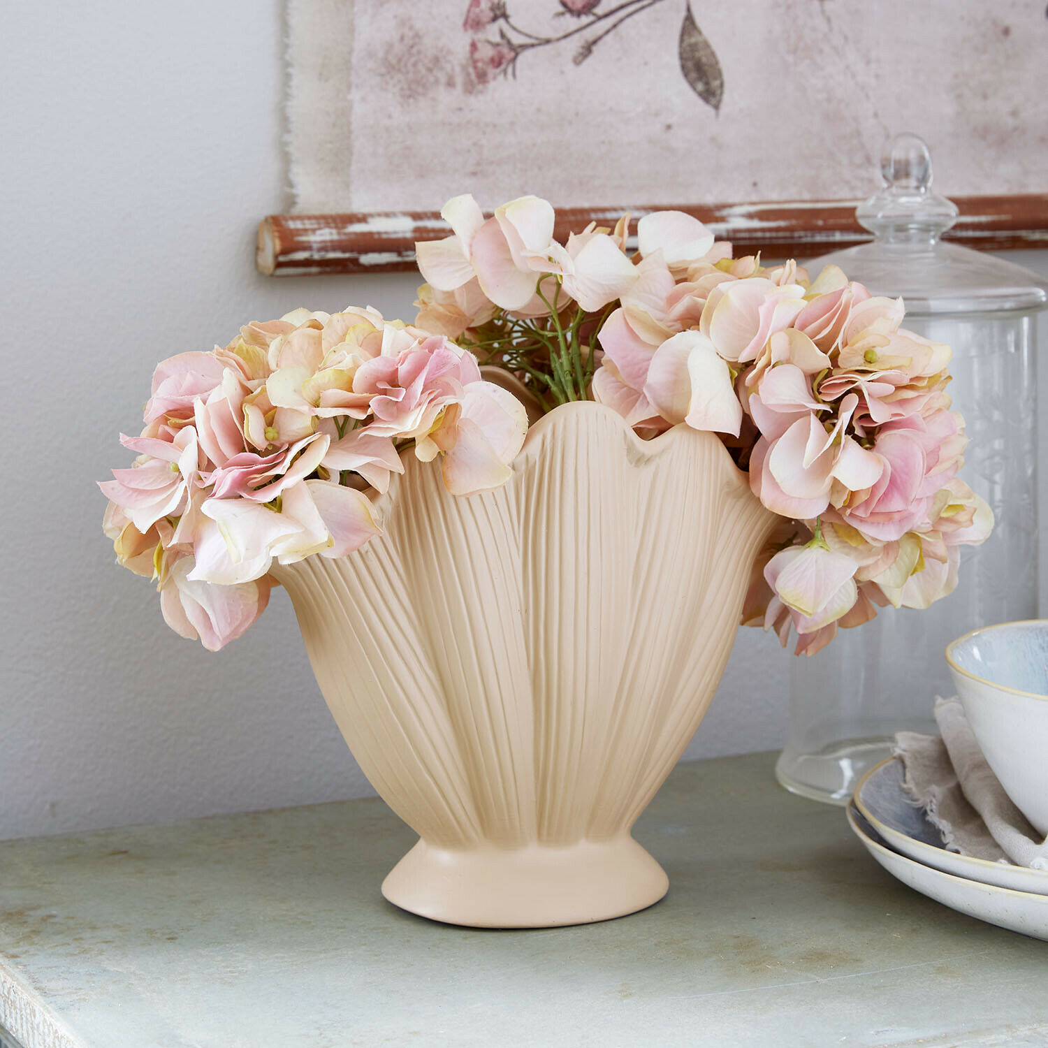 Vase Nuvienne Vase en céramique beige texturé en forme de feuille avec fleurs roses décoratives sur table