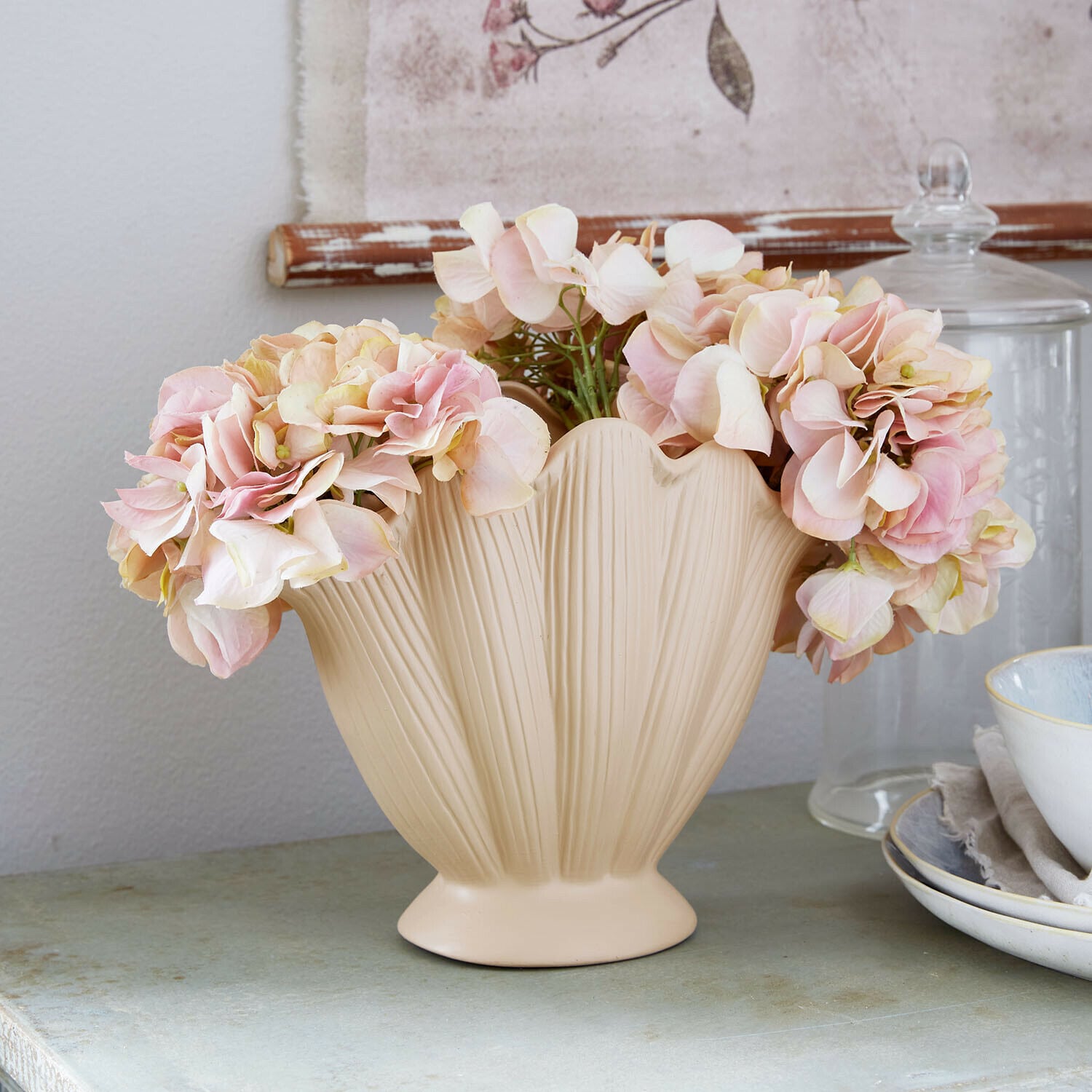 Vase Nuvienne Vase en céramique beige texturé en forme de feuille avec fleurs roses décoratives sur table