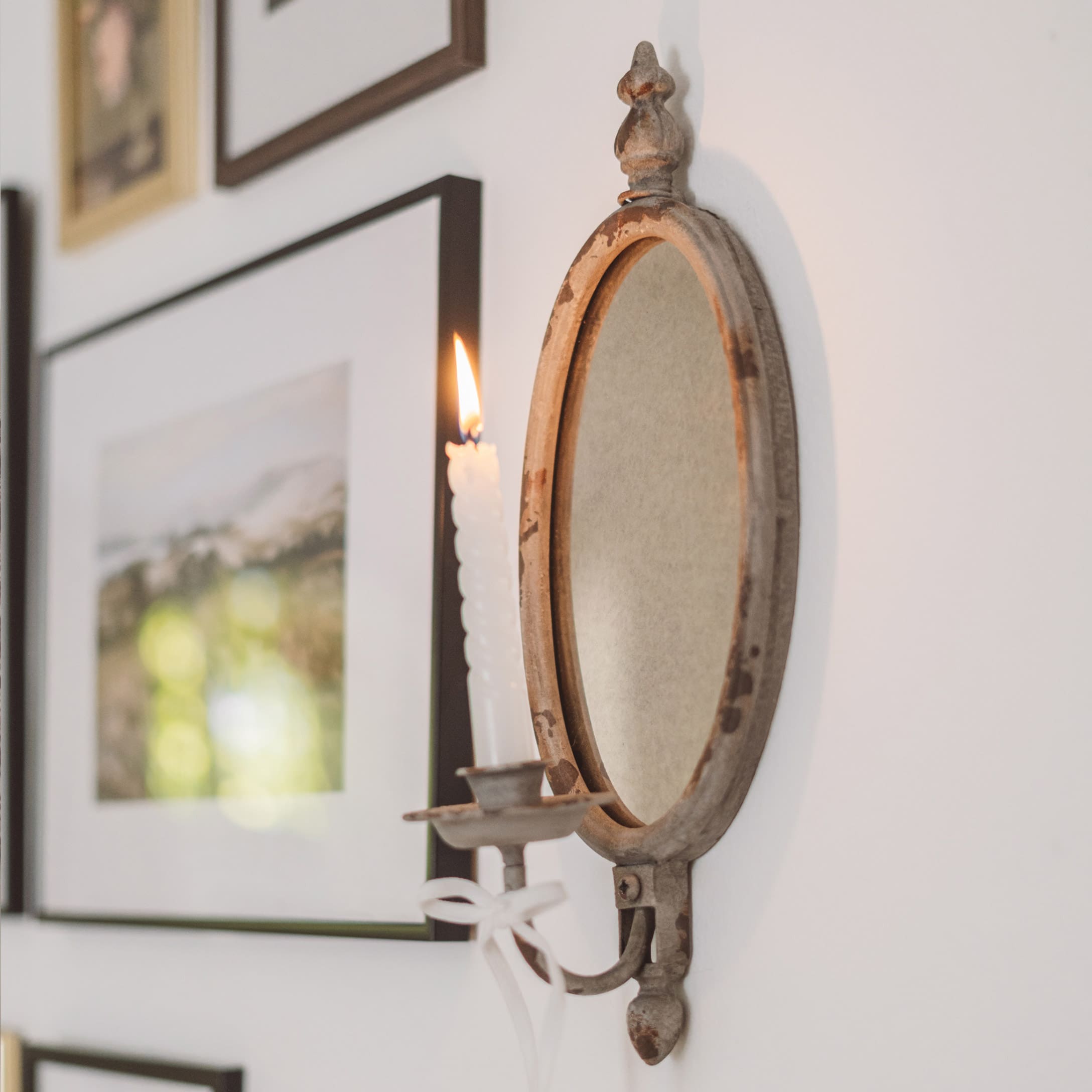 Applique murale en métal rustique avec miroir ovale et bougie blanche dans un style vintage