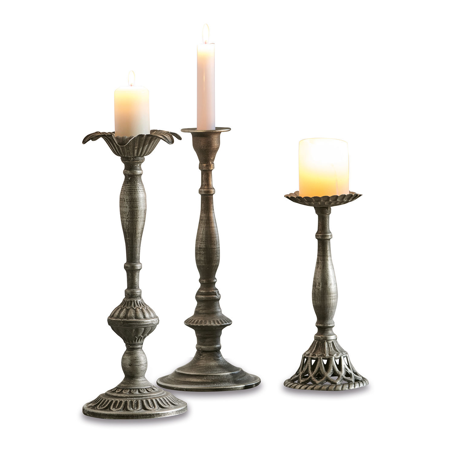 Lot de 3 bougeoirs Chandra Ensemble de trois bougeoirs en métal gris avec bougies allumées pour décoration intérieure